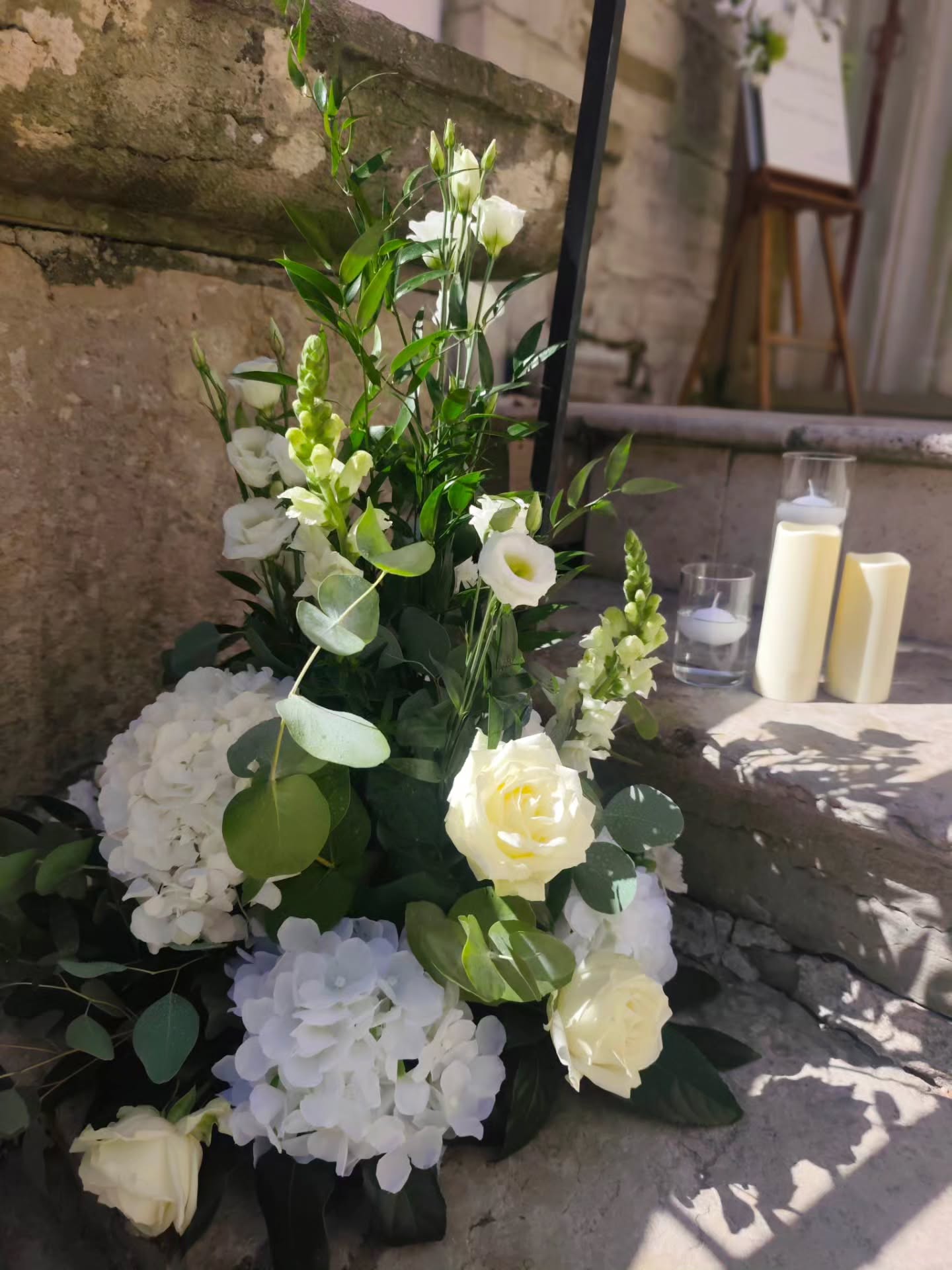 💚 Wedding day du 12 septembre 💚
Suite et fin de ce très beau mariages en blanc 💚
Avec la montée d'escalier, les tables d'invités avec leurs compositions en hauteur, la table d'honneur somptueuse, le coin photo dans le parc ......
Des fleurs et encore des fleurs 💚💚💚
#petalesdemotion
#lachapelledelatour
#fleuriste
#weddingflowers
#mariage2026