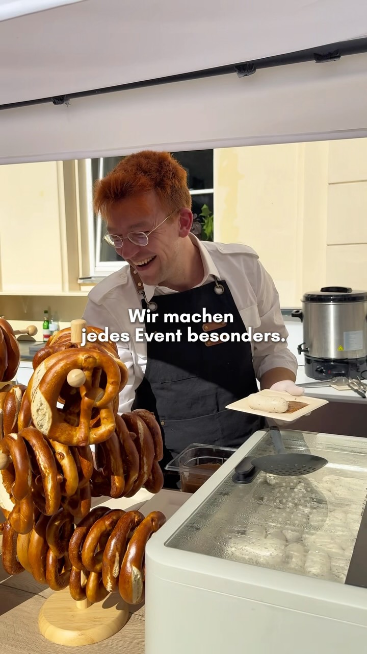 Während überall Wiesn-Zeit ist, durften wir letzte Woche das Catering für das Breznfest der @heidihorten.collection übernehmen. 🥨🍻
Zur Blasmusik gab es von uns frische Brezn und Weißwürste, dazu Bier, Prosecco, Apfelsaft & mehr. Die Gäste konnten außerdem als Andenken ihre eigene Holzbrezn basteln.😍
Herzlichen Dank an das Team der Heidi Horten Collection die schöne Zusammenarbeit! 💝
Ihr plant eine Vernissage, eine Ausstellungseröffnung oder ein Event mit vielen Gästen? Wir kümmern uns um das Catering!
Anfragen gerne über den Link in der Bio. 📩
Cin Cin Catering | Event Catering Wien | Firmenevent | Getränkecatering | Markenaktivierung | Fingerfood | Kaffeebar | Eventlocation Wien | Heidi Horten Collection