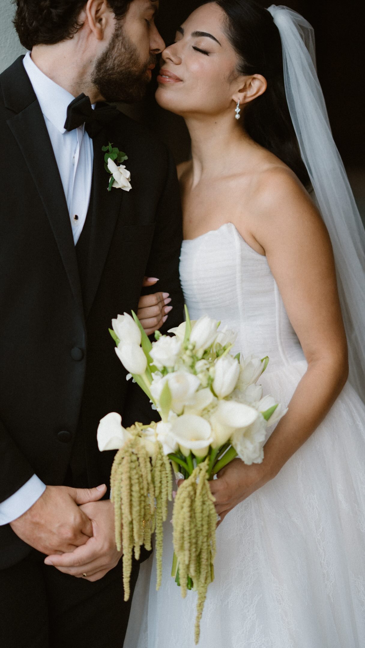 Así documento la entrada de una novia a su ceremonia. 🤍
No me quedo en un solo lugar.
Mientras ella avanza, voy buscando diferentes ángulos, reacciones y pequeños momentos que pasan en segundos.
Me muevo, cambio de posición y vuelvo a buscar el momento… porque una entrada no es solamente la novia caminando.
Es la reacción del novio.
La familia.
Los invitados.
La emoción.
Y todo lo que sucede alrededor.
Mi trabajo es estar ahí para contar la historia completa, sin que esos momentos se escapen.
— Angel Cruz 📸
#FotografíaDeBodas #WeddingPhotographer #BodasMéxico