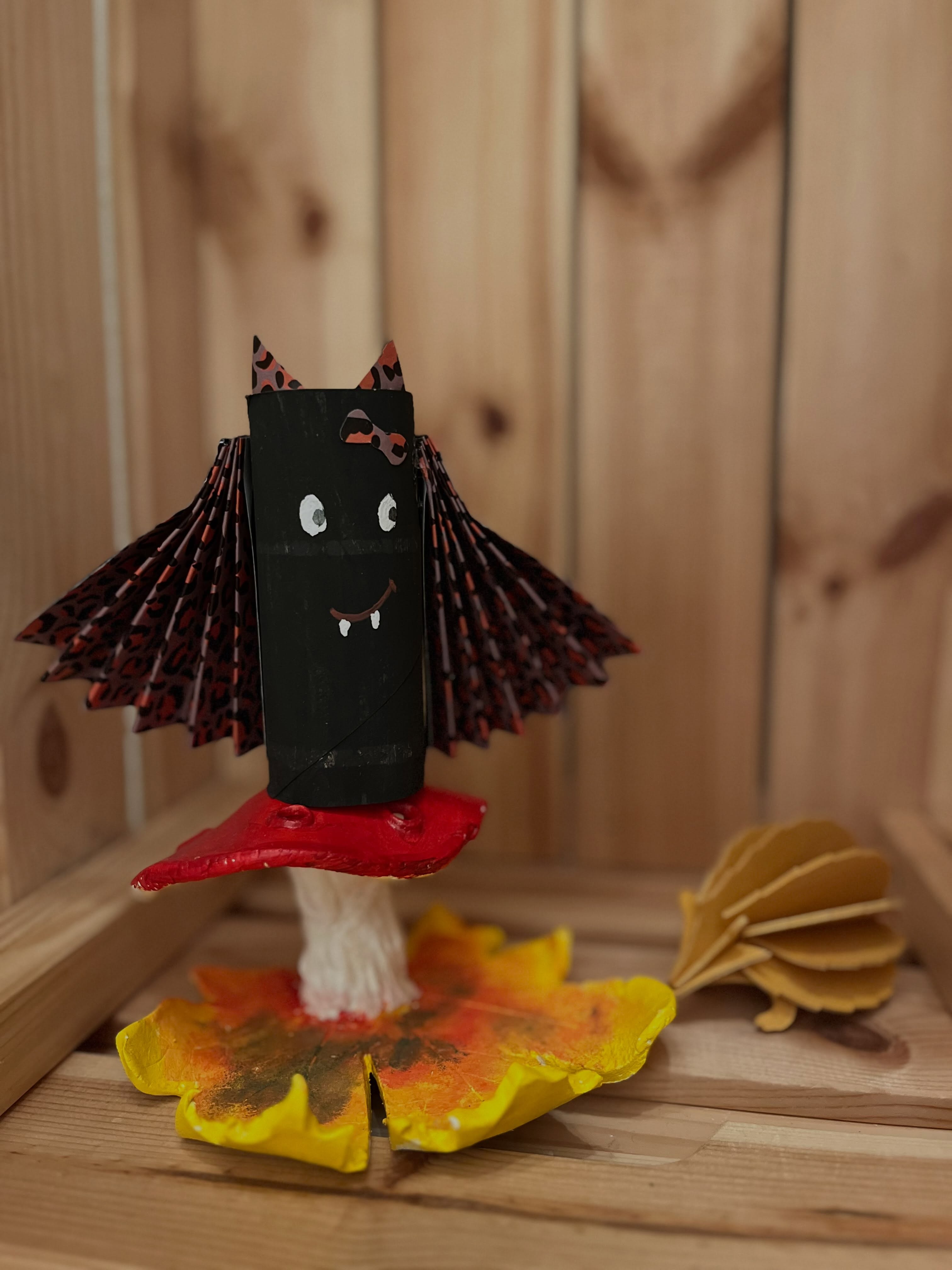 🇬🇧 A Little Wild Halloween Bat 🦇
A toilet paper roll, some paper and a two accordion folds… and our little Halloween bat is ready to fly!
I gave mine some leopard-print wings, tiny ears and even a little hair clip. 🧡🖤
A fun recycled Halloween craft for kids to practise cutting, folding and gluing.
👉Full step-by-step tutorial on the blog (link in bio)
Save this idea for your next Halloween craft with kids🦇
—
🇫🇷 Une Chauve-Souris un Brin Sauvage 🦇
Un rouleau de papier toilette, quelques morceaux de papier et des pliages en accordéon… et une petite chauve-souris est prête à s’envoler !
Pour la mienne : des ailes léopard, deux petites oreilles et même un petit nœud. 🧡🖤
Un bricolage d’Halloween récup’ pour travailler découpage, pliage et collage avec les enfants.
👉Tutoriel complet et toutes les étapes sur le blog (lien en bio).
À garder sous le coude pour les bricolages d’Halloween avec des enfants !
—
#bricolagehalloween #recycledcrafts #halloweencrafts #kidscrafts #toiletpaperrollcrafts