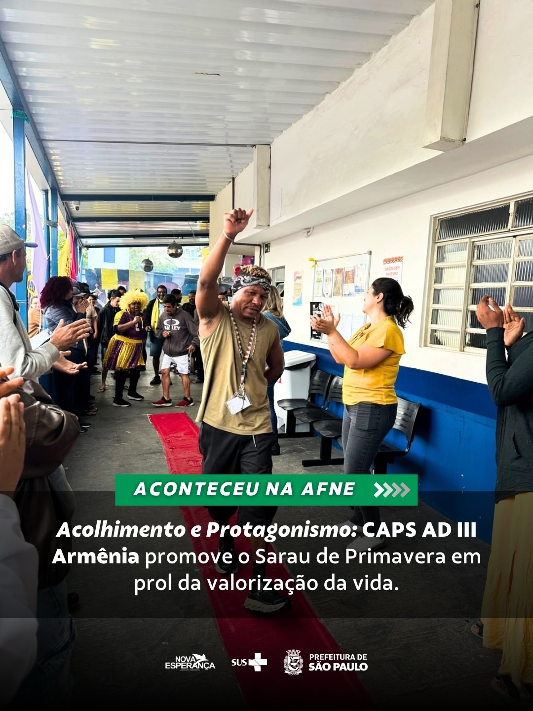 O CAPS AD (Centro de Atenção Psicossocial Álcool e Drogas) III Armênia, no dia 15 de setembro, realizou o “Sarau de Primavera - Valorização da Vida”, evento voltado a usuários e colaboradores em alusão ao Setembro Amarelo. Com um ambiente decorado com mensagens motivacionais, a programação articulou expressões artísticas, culturais e terapêuticas para fortalecer vínculos afetivos, resgatar memórias e promover a convivência comunitária na unidade.
Contou com atividades do “Baile Charme”, a dinâmica “Palavra de Conforto” e a celebração dos aniversariantes do mês, além do “Show de Talentos” e do “Desfile no Tapete Vermelho”, momentos que destacaram o protagonismo e a singularidade dos participantes. Além de uma roda de conversa e a dinâmica da “Caixinha de Medicamentos”, conduzidas pelo psiquiatra Breno e pelo farmacêutico Gefferson, proporcionando um espaço de escuta qualificada sobre saúde mental, uso consciente de fármacos e a relevância do debate sobre a desmedicalização.
Com a equipe técnica do CAPS AD III Armênia, a ação reafirmou a importância do cuidado humanizado, do apoio mútuo e do respeito às trajetórias individuais. Ao unir escuta, diálogo e celebração, o encontro consolidou o compromisso da instituição em promover a autonomia, o pertencimento e a qualidade de vida de toda a sua comunidade.
#Cultura #CAPS #SUS #TimeAFNE
#ParaTodosVerem: A sequência de fotos registra diversos momentos do Sarau de Primavera no CAPS AD III Armênia. As imagens mostram o espaço decorado com bexigas coloridas, cartazes decorativos e faixas com mensagens reflexivas e de incentivo à vida. Em uma roda de conversa em área coberta, usuários e profissionais aparecem sentados juntos em clima de integração e escuta. Outras fotos destacam registros da dinâmica sobre medicação, cartazes informativos do Setembro Amarelo, além da participação descontraída de usuários e da equipe durante o evento.