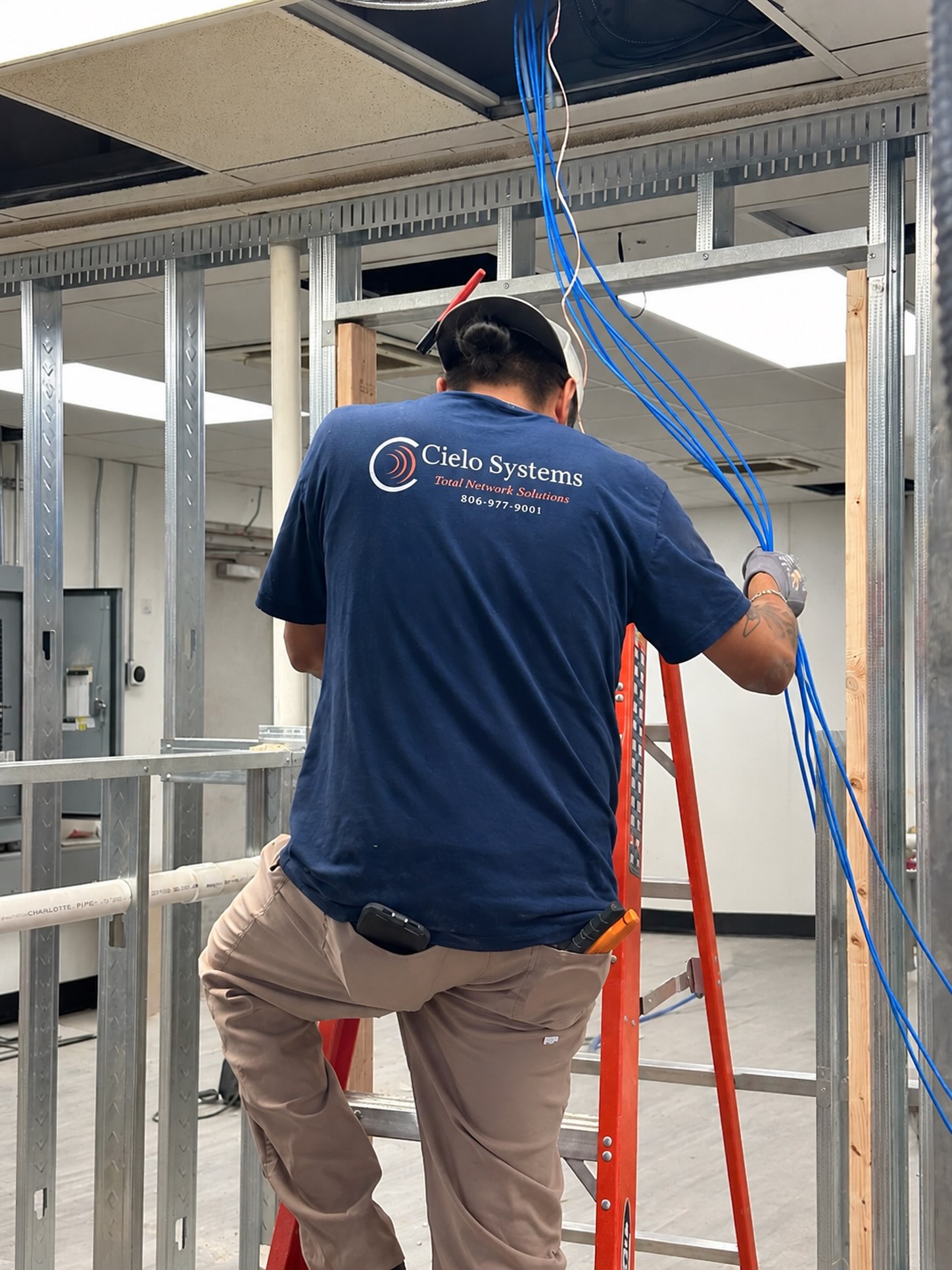 Here at Cielo Systems, we take pride in doing the job right from start to finish. We love creating clean, organized systems that are built to support your business and as it grows.👷🏻🔧
#cielosystems #structuredcabling #lowvoltage #reliableconnectivity #datacabling
