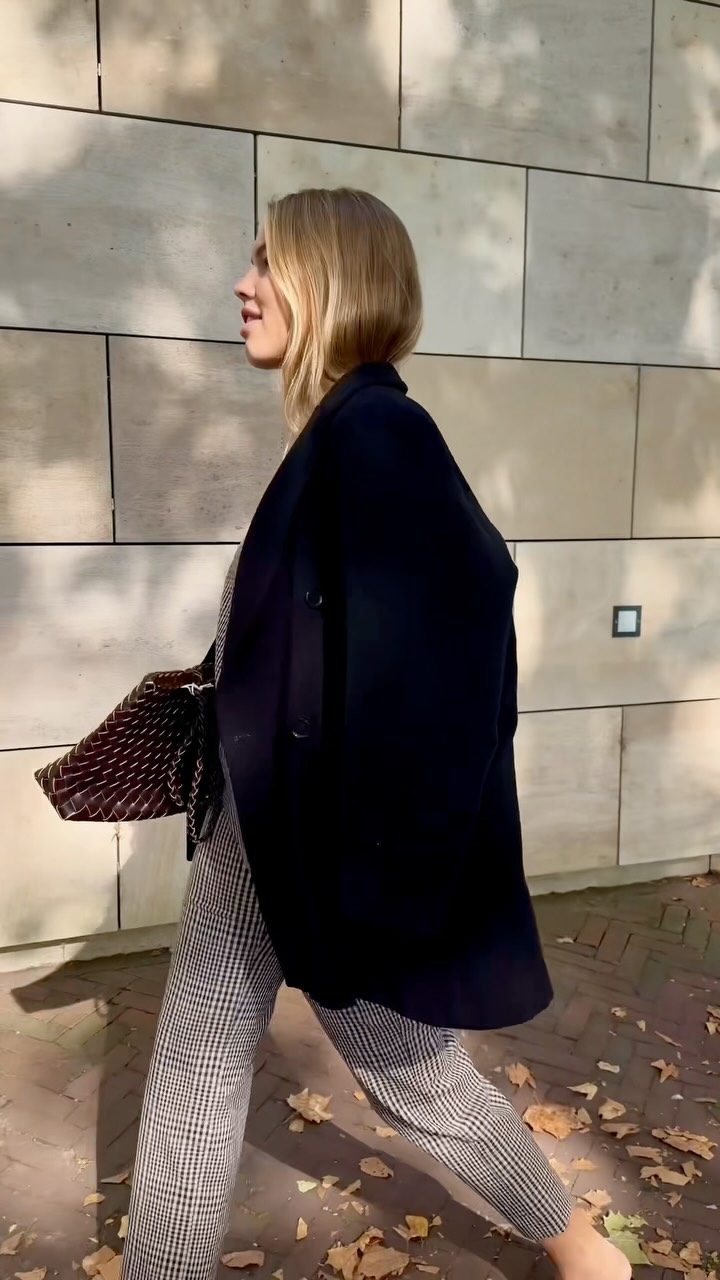 SHOP THE OUTFIT 🍁
De ruit is weer helemaal in ✨✨ shop dit gave pak bij ons van Longchamp maat S (secondhand)
Jas Max Mara maat 42 (secondhand)
Tas nieuwe collectie, handgemaakt leer
#newin #maxmara #secondhand #designer