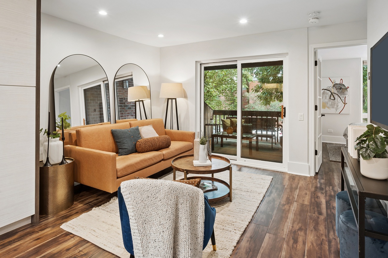 Using one of our favorite design tricks to maximize this living space — we strategically placed a set of leaning mirrors behind the sofa to bounce as much light back into the space as possible, and to make the room feel as large as possible! #tipsandtricks #designtips #chicago #chicagorealestate #havenhomestager #chicagohomestaging #stagingworks #stagingsells #staging #homestaging