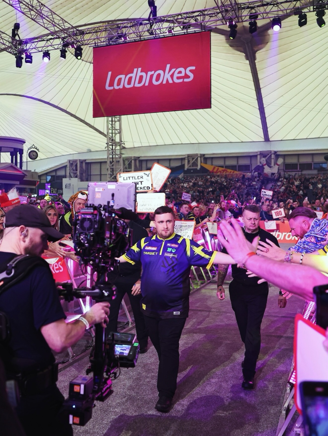 π― PDC UK Open darts 2026 π₯ Always nice to bring the Steadicam onto the darts to elevate the shows energy with solid & dynamic shots for main host presentation, links & of course player walk outs. Flying our @tiffencompany M2 Steadicam with Volt 3 gimbal and our a 10" programme return monitor for pres.
#steadicamoperator #darts #ukcameracrew #cameradept #freelance