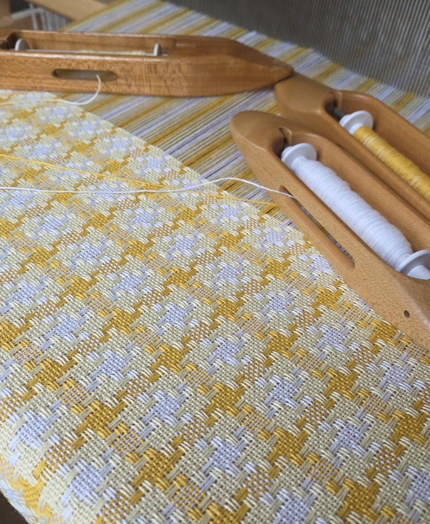 ☺️ lemon yellow towels in progress! I already miss summer!
#sunriselodgefiberstudio #weaversofinstagram #weaving #handweaving #handwoventowels