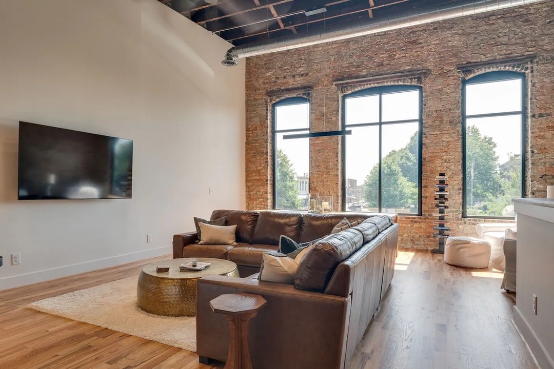 A little getaway right on the square. The Elk Loft puts you in the heart of downtown Fayetteville, with local shops and places to eat just outside your front door!💐
📍Fayetteville, TN
📸 Photos provided
#ExperienceTN #VisitFayettevilleTN