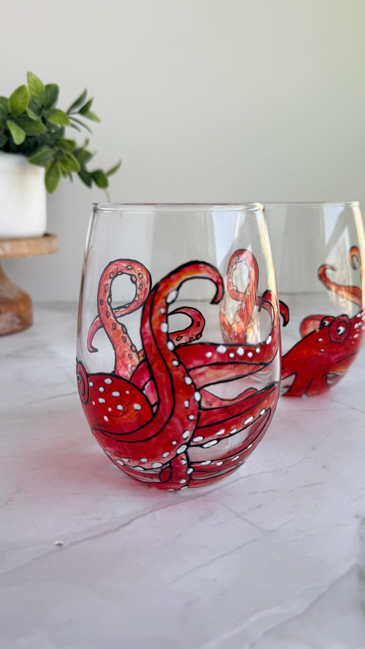 Back to one of my favorite kinds of chaos… tentacles, curves and lots of black outlines. The color will bring it all together!
#SeptemberMagic99 #HandPaintedGlass #OctopusArt #BehindTheScene #sealover