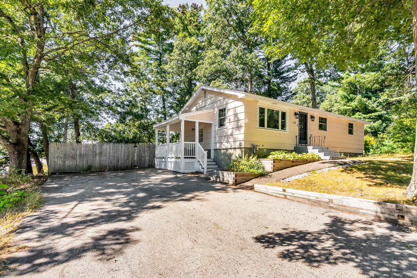 Nashua always delivers. Clean lines, warm light, and rooms that know how to show up. π Nashua, NH
#realestatephotography #nashuanh #newenglandrealestate #jmrealestatephoto #listingphotos #realestatemarketing #nhrealestate #propertymarketing