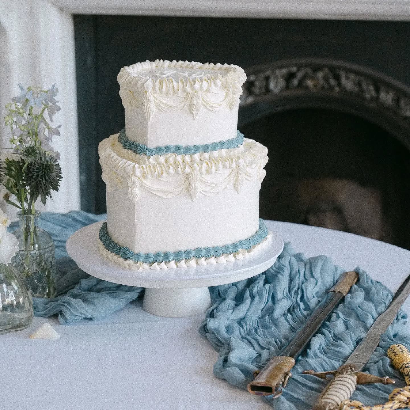 I love this time of year when all the professional photos start landing in my inbox from weddings throughout the year π€ It's so lovely seeing the cakes again, all properly captured and in their beautiful wedding-day settings...
Vintage prettiness for Grace & Ben at the stunning Pynes House ππ€
@pyneshouse
@sophia_veres_photography
@hylandweddings
@florenflowers
@gracepmorrison
#pyneshouse #pynes #pyneshouseweddings #weddingΔ±nspo #weddings27
