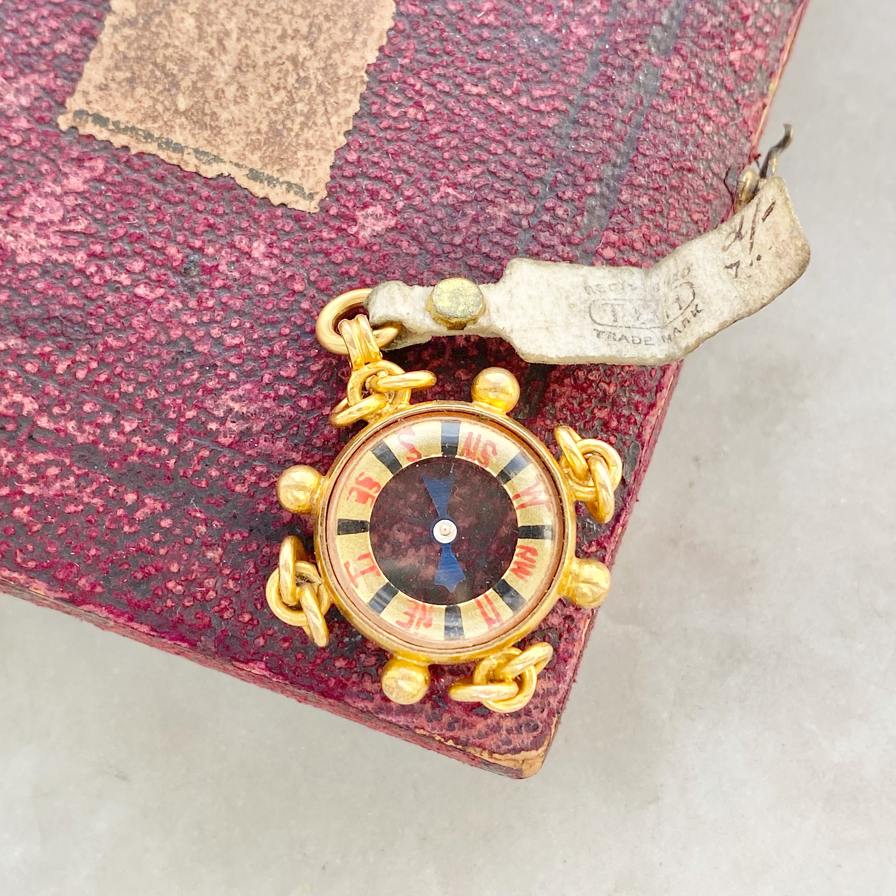 🧭 It’s rare we find a vintage charm that’s still got its original label 🏷️😍 This beautiful compass actually moves with a vibrant blue needle in the centre, with compass points and glass windows to both sides. The frame is base metal, cased in buttery 18ct gold and the label interestingly reads ‘Cased with 18 carat gold warranted to stand acid’! A great purse friendly way to achieve the 18ct gold look without the price of solid 18ct 😬💛 We love that the original label is still attached, it’s likely a piece that’s never actually been worn. Compasses are perfect pieces to add to your collection to symbolise motivation and direction, or perhaps you love to travel 🗺️ You can find the full details over on our website ✨