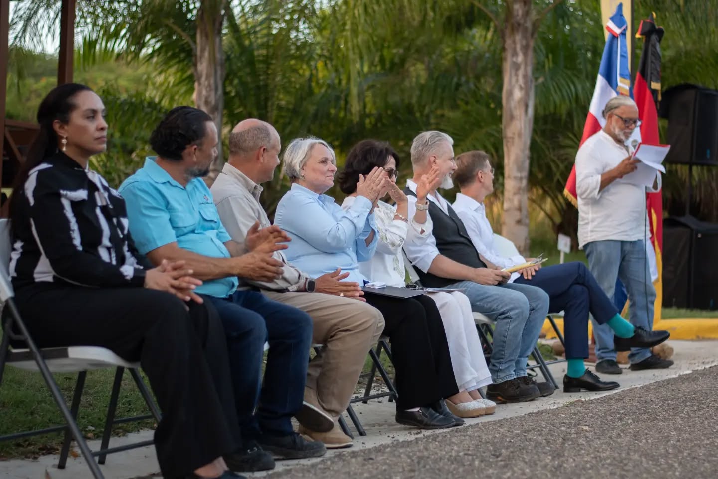 🌳✨ Sembrando hoy los sueños del mañana
Saint David School tuvo el honor de participar en el lanzamiento del “Árbol de la Utopía”, realizado en el Jardín Botánico de Santiago, una iniciativa que invita a las nuevas generaciones a dejar plasmados sus sueños y esperanzas para el futuro.
Una representación de nuestra comunidad SDS, integrada por estudiantes, padres, personal académico SDS y nuestra directora, Ms. Jennie, estuvo presente en esta significativa actividad. Nuestros estudiantes y directora escribieron sus mensajes al futuro, formando parte de una memoria colectiva que será descubierta por próximas generaciones. 🌱💫
Durante el encuentro, Ms. Jennie también compartió unas palabras, resaltando el valor de iniciativas que fomentan la reflexión, la participación y el compromiso de nuestros jóvenes.
Agradecemos a todos los estudiantes, padres y equipo SDS que nos acompañaron y representaron a Saint David School en esta experiencia tan especial.
Nos llena de orgullo formar parte de un proyecto que conecta educación, arte, naturaleza, cultura y futuro. 💙
Gracias: @alemaniaenrd @alcaldiadestgo @yvesdrube @culturaalcaldiastgo @botanicodesantiago por hacernos parte de este importante proyecto.
Preparing Leaders for the Future.
#SaintDavidSchool #SDSFamily #ÁrbolDeLaUtopía #PreparingLeadersForTheFuture #Santiago Educación Futuro