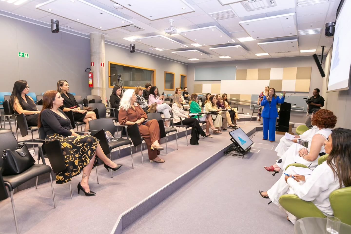 A Associação Brasileira de Advogadas – ABRA realizou, no dia 14 de setembro de 2026, o seminário “A participação das mulheres no processo eleitoral: desafios e questões relevantes”, no Instituto Serzedello Corrêa – Tribunal de Contas da União, em Brasília.
O encontro reuniu especialistas, advogadas, gestoras, servidoras e representantes da sociedade civil em um espaço de formação, reflexão e debate sobre os desafios da participação feminina na política, a violência política de gênero, a representação das mulheres e os mecanismos de fortalecimento das candidaturas femininas.
Um momento importante de troca, conhecimento e construção coletiva em defesa de mais participação, igualdade e democracia.
Confira alguns registros do seminário.
REALIZAÇÃO
Associação Brasileira de Advogadas – ABRA
PARCERIA:
ABMPOL Associação Brasileira de Mulheres na Política
COORDENAÇÃO
MEIRE MOTA