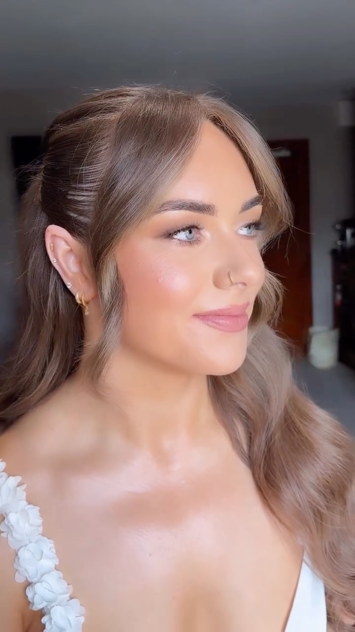 A I M E E
Glowing inside and out ✨ One of my stunning August brides.
Hair: @by.alexxc
Content creator: @_ldcontent
Wedding venue: @wrightsanglersrest
Photographer: @paulmcgintyphotography
Getting ready location: @castleknockhotel