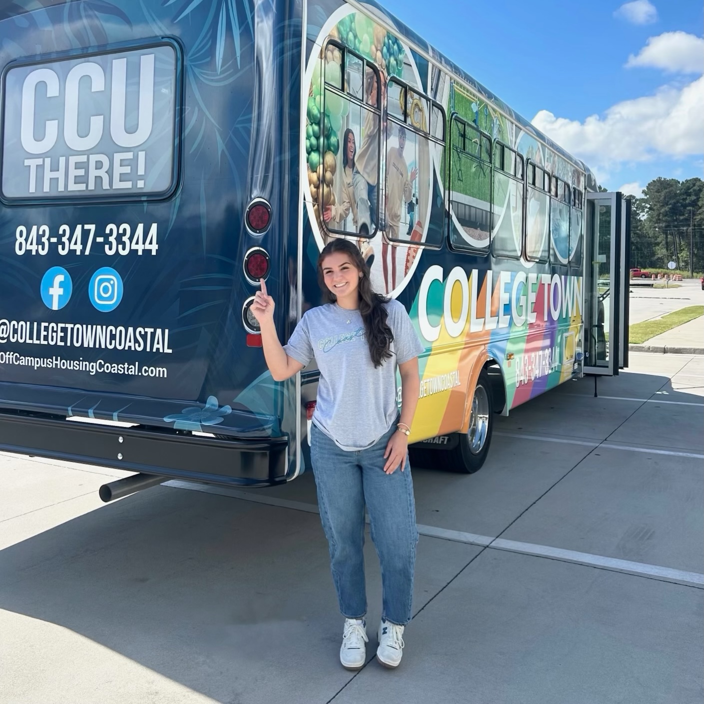 PARENTS WEEKEND IS HERE! We’re ready to welcome all of our College Town families and make your weekend at CCU even better!
🚌 FREE GAME DAY SHUTTLE | 3–9 PM
Skip the parking hassle! Our shuttle will run continuously between College Town and the CCU football stadium on Saturday.
🍖 FREE BBQ | 1PM IN THE CLUBHOUSE
Lunch is on us! We’re catering Jim ‘N Nick’s BBQ for our residents and their families. Stop by the clubhouse at 1PM Saturday and grab a plate while supplies last!
Bring the fam, cheer on the Chants, and make the most of Parents Weekend! CCU THERE
#CollegeTownCommunities #LiveWithin