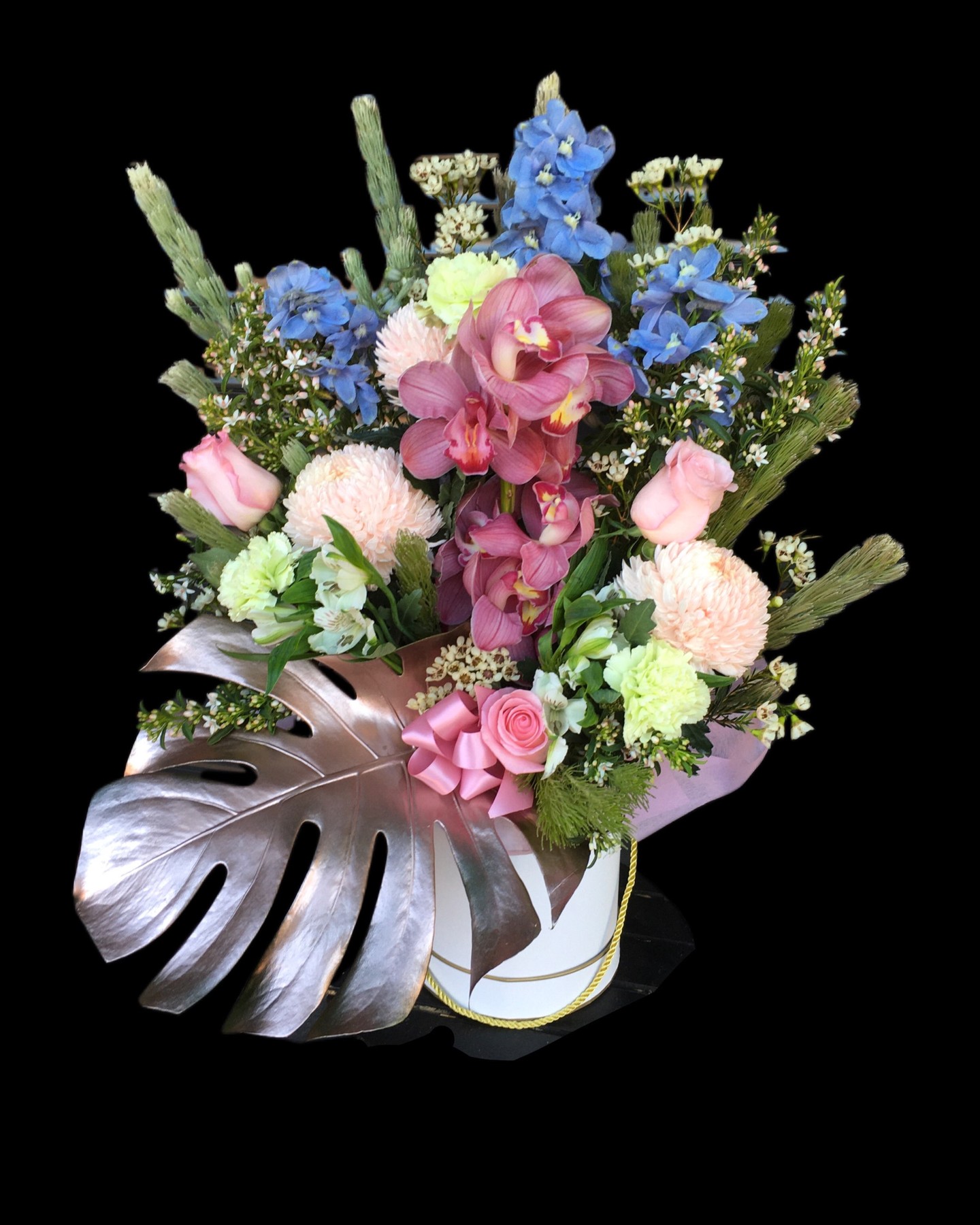 DeVine Seasonal Hat Box brings a polished, seasonal floral arrangement in a signature hatbox - perfect for Navaratri home puja and celebration décor. ✨🌺🌿 Choose your preferred colour and size, then tap to shop the Seasonal Hat Box.