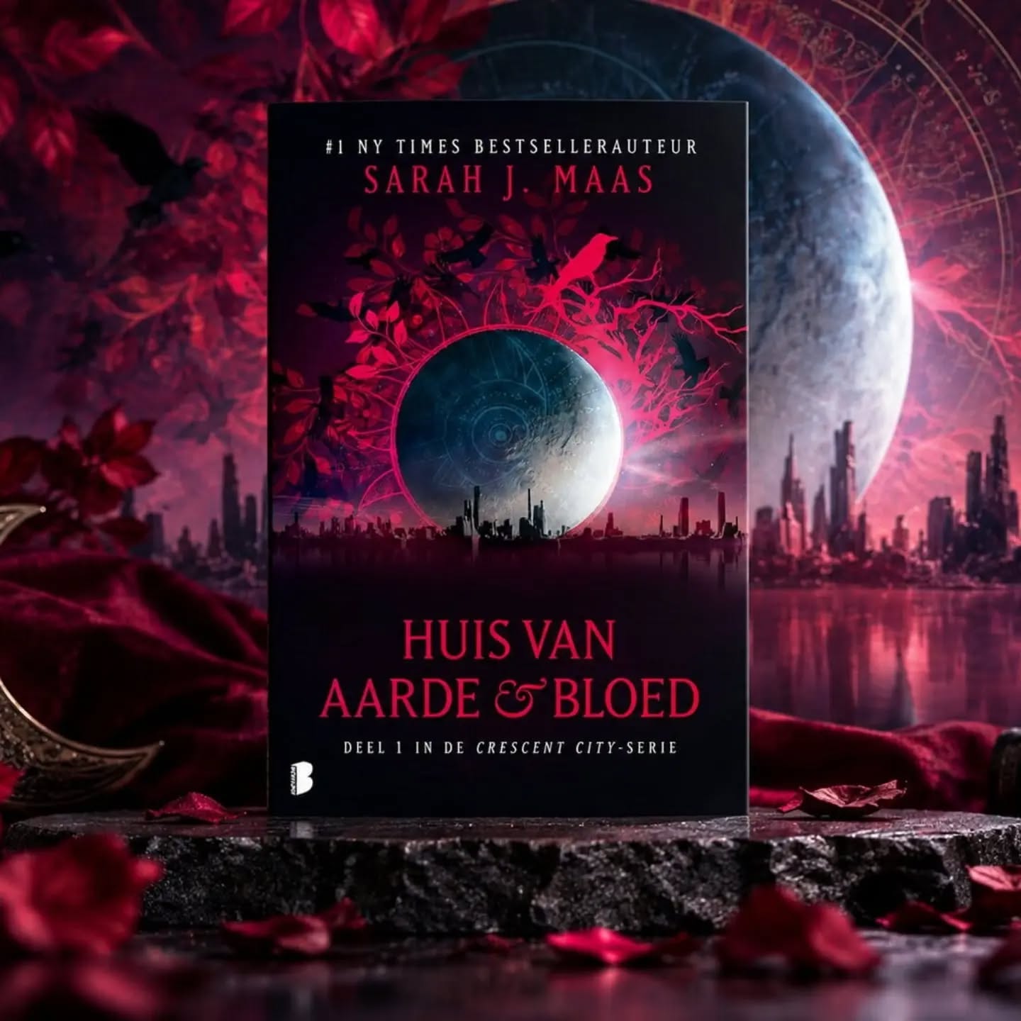 📚Boekentip!📚
Crescent City 1 - Huis van aarde & bloed - Sarah J. Maas
❤️❤️❤️❤️❤️
• • • • • • • •
💖Lees de hele recensie op: www.happykim.nl
Link in bio💖
• • • • • • • •
Verslavend goed! Wat een indrukwekkende, intense en verrassend emotionele start van de Crescent City-serie. Urban fantasy, een moordmysterie, romantiek en een complexe magische wereld komen hier geweldig samen. In het begin krijg je flink wat informatie, namen, huizen en verschillende wezens over je heen, maar het verhaal had me al snel te pakken. Daarna was wegleggen bijna onmogelijk en was ik compleet in de ban.
Sarah J. Maas heeft een beeldende, krachtige en meeslepende schrijfstijl. Crescent City is ontzettend uitgebreid opgebouwd en magie en bovennatuurlijke wezens bestaan moeiteloos naast moderne technologie. Sarah J. Maas neemt de tijd om haar wereld, personages en onderlinge verhoudingen neer te zetten, waardoor het tempo aanvankelijk vrij rustig ligt. Toch blijft het verhaal boeiend. De wereld komt steeds meer tot leven en voor ik het wist, was ik er volledig in verdwenen.
Geleidelijk vallen de puzzelstukjes op hun plek en wordt het verhaal steeds sterker. De moordzaak zorgt voor mysterie en nieuwe vragen, terwijl de spanning langzaam wordt opgevoerd. Richting de finale schiet het tempo omhoog en volgen actie, onthullingen en emoties elkaar razendsnel op. Juist doordat Sarah J. Maas zoveel tijd in haar personages heeft gestoken, kwamen sommige gebeurtenissen behoorlijk hard binnen.
Vooral Bryce vond ik een ontzettend sterk en psychologisch gelaagd personage. Achter haar zelfverzekerde en brutale houding schuilen verdriet, schuldgevoel en pijn. Haar verlies heeft haar gevormd en haar zoektocht draait daardoor om veel meer dan het vinden van een moordenaar. Ook Hunt draagt een zwaar verleden met zich mee. Hun samenwerking begint stroef, maar langzaam ontstaat vertrouwen en ontdekken ze elkaars kwetsbare kanten. De slowburn-romance krijgt hierdoor alle ruimte om geloofwaardig te groeien. Tegelijkertijd worden ze steeds opnieuw geconfronteerd met hun verleden, waardoor hun ontwikkeling veel diepgang krijgt.
⬇️⬇️⬇️