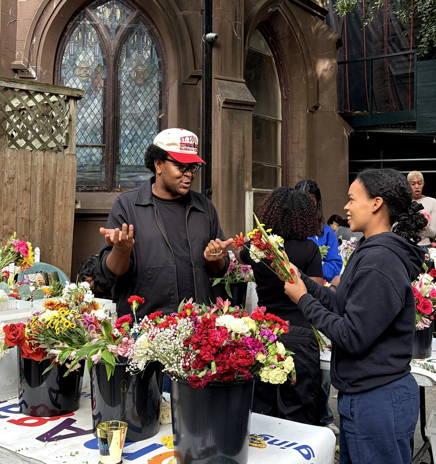 A little morning flower power to tip off the fall season! Volunteers from the @nba’s Network of Emerging Talent (NET) group teamed up with us for a spirited workshop, making arrangements to brighten the days of residents at @cobblehillhealthcenter and visitors to the food pantry at First Presbyterian Church Brooklyn.
Thank you, @nba, for a slam dunk of a morning!
If your company is interested in a corporate social responsibility workshop with us, visit the link in our bio.
#NBACares #BloomAgainBklyn #UpcycledFlowers #Community #Brooklyn