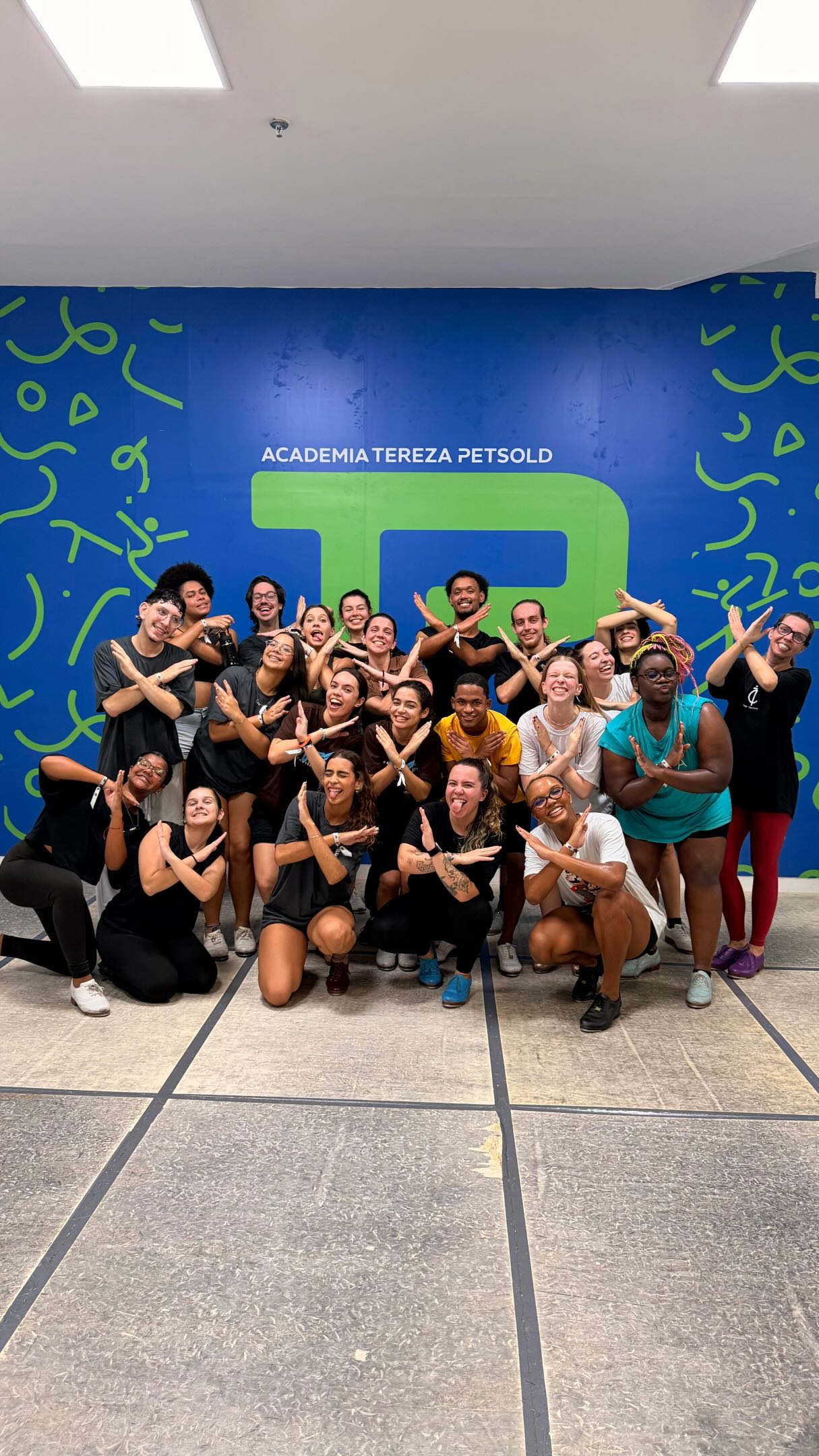 Our @tapintolifemadureira students took their joy, talent, and love for tap to @festivalbasedinbxd. ❤️
Moments like these are exactly why access matters. Being able to attend a festival, learn in new spaces, connect with other dancers, and see themselves represented can open up a whole new world of possibilities.
We’re so proud to support the Based in BXD Festival and to see our students from Madureira experiencing everything this beautiful celebration has to offer. ✨
Keep learning. Keep growing. Keep tapping into your greatness. ❤️
🇧🇷
Nossos estudantes do @tapintolifemadureira levaram sua alegria, seu talento e seu amor pelo sapateado para o @festivalbasedinbxd. ❤️
Momentos como esse mostram por que ampliar o acesso é tão importante. Participar de um festival, aprender em novos espaços, conhecer outros bailarinos e se sentir representado pode abrir um mundo inteiro de possibilidades.
Temos muito orgulho de apoiar o Festival Based in BXD e de ver nossos estudantes de Madureira vivendo tudo o que essa linda celebração tem a oferecer. ✨
Continuem aprendendo, crescendo e descobrindo todo o seu potencial. ❤️
#chloeandmaudfoundation #tapintolife #tapintolifemadureira #festivalbasedinbxd