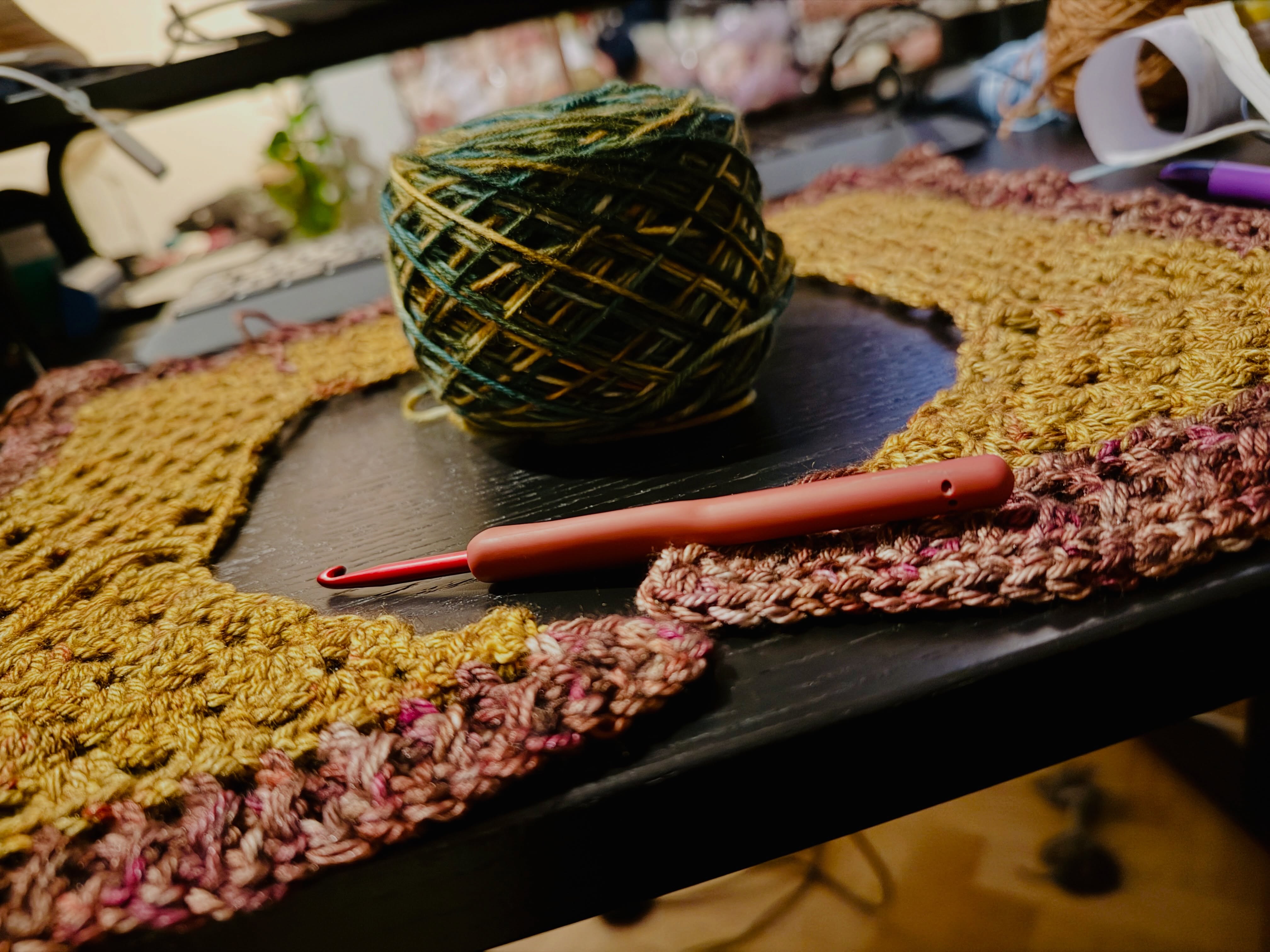 A new wip / design with @coloscowool_fibers (cuco yak and segalleta). mmmmmmm🥰 I feel it is going to turn out “special”