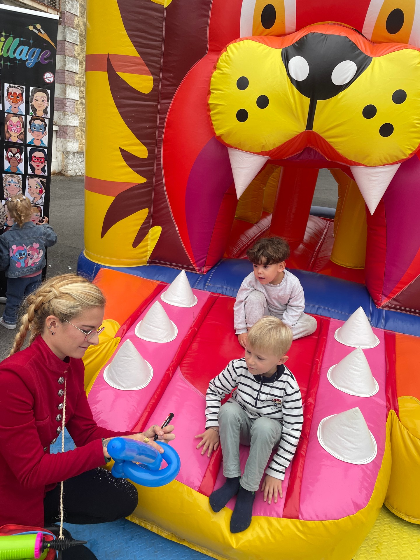 3 jours. Des dizaines d'animations. Et surtout… beaucoup de sourires. 😊
C'était notre mission il y a quelques jours pour les portes ouvertes de l'un de nos clients.
Créer une ambiance festive pendant 3 journées et imaginer des temps forts capables de rassembler toutes les générations.
🎧 DJ
🎶 Concert et accordéon
🪄 Magie
🐻 Mascottes
🎈 Sculpture sur ballons
🎨 Maquillage
🏰 Château gonflable
🍿 Pop-corn et barbe à papa
Sans oublier la musique, l'animation micro et la scène qui ont rythmé ces trois journées.
Mais finalement, ce que l'on retiendra le plus n'est pas dans cette liste.
Ce sont les enfants émerveillés, les familles réunies, les visiteurs qui s'arrêtent, qui profitent… et tous ces sourires.
Parce qu'un événement réussi, ça se mesure aussi comme ça. ❤️
Merci à notre client pour sa confiance et à toutes les équipes mobilisées à nos côtés !
📸 Petit retour en images sur ces 3 jours de fête.
#sconsultevents #ardennes #portesouvertes #animationevenementielle