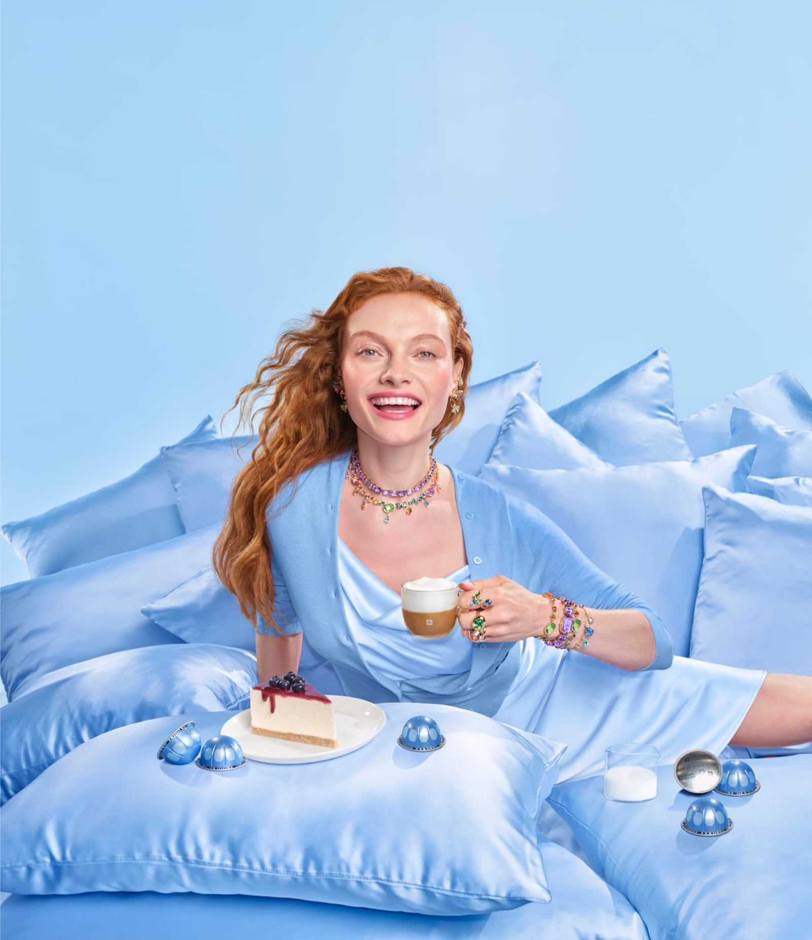E se a máquina de café também fosse uma peça de design?
Nespresso e Swarovski levaram essa ideia para a temporada Festive 2026 em uma collab que mistura cristais, geometria, brilho e o ritual do café. O resultado aparece na CitiZ Platinum, nos acessórios e até nos pequenos detalhes da mesa, em uma coleção que aproxima cozinha, design e luxo de um jeito nada óbvio.
A gente foi olhar para além do lançamento e entender como essa parceria transforma objetos cotidianos em elementos de decoração.
A matéria completa está no Backstage Fashion Stories. ✨ Link na bio.
#CasaEDecor #Design #NespressoXSwarovski #LuxuryLiving