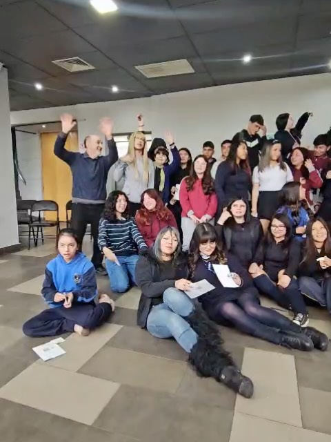 🌱 Participación estudiantil en Melipilla
Hoy, representantes de 8° básico, 1°, 2° y 3° medio de nuestro Colegio Rayün participaron en el Encuentro Participativo con Adolescentes, instancia organizada en el marco del proceso de confección del Plan Municipal de Cultura de Melipilla. (@municipiomelipilla @melipillacultura )
👏 Valoramos y agradecemos la participación de nuestros estudiantes, quienes tuvieron la oportunidad de compartir sus ideas, opiniones y perspectivas, aportando desde su mirada a la construcción de la cultura de nuestra comuna.
🧡🤍💚 ¡Seguimos formando estudiantes protagonistas y comprometidos con su comunidad!
#ColegioRayün #RayünMelipilla #ParticipaciónEstudiantil #Melipilla #ComunidadRayün