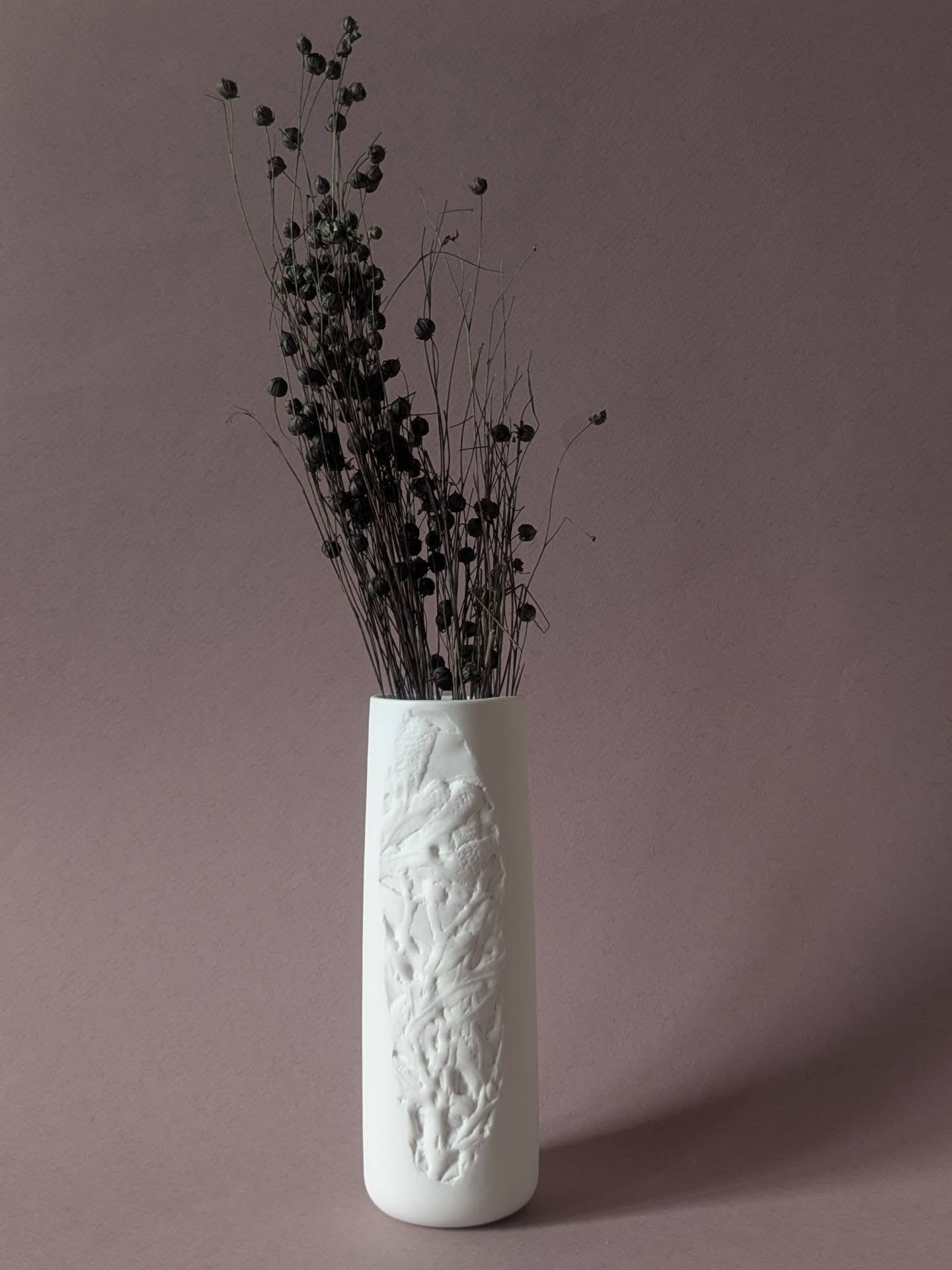 Vase en Porcelaine | Empreinte d'algues
Ça faisait plusieurs mois que je n’avais pas pris le temps de faire quelques photos et que j'avais déserté Instagram et mon site.
La formation photo que je devais faire la semaine prochaine a été annulée, mais la lumière de septembre était tellement belle aujourd’hui que ça m’a motivée.
Quelques nouvelles au passage :
• Mon travail sera bientôt présent chez Empreintes Rennes. Très heureuse d’avoir une si belle boutique qui ouvre juste à côté.
• Je suis en train de remettre mon site à jour. Si tout va bien, j’ouvre le shop en ligne mi-octobre, avec une section spéciale vide d’atelier.
Douce soirée à vous,
#porcelaine #vaseporcelaine #ceramiqueartisanale #artisanatdart