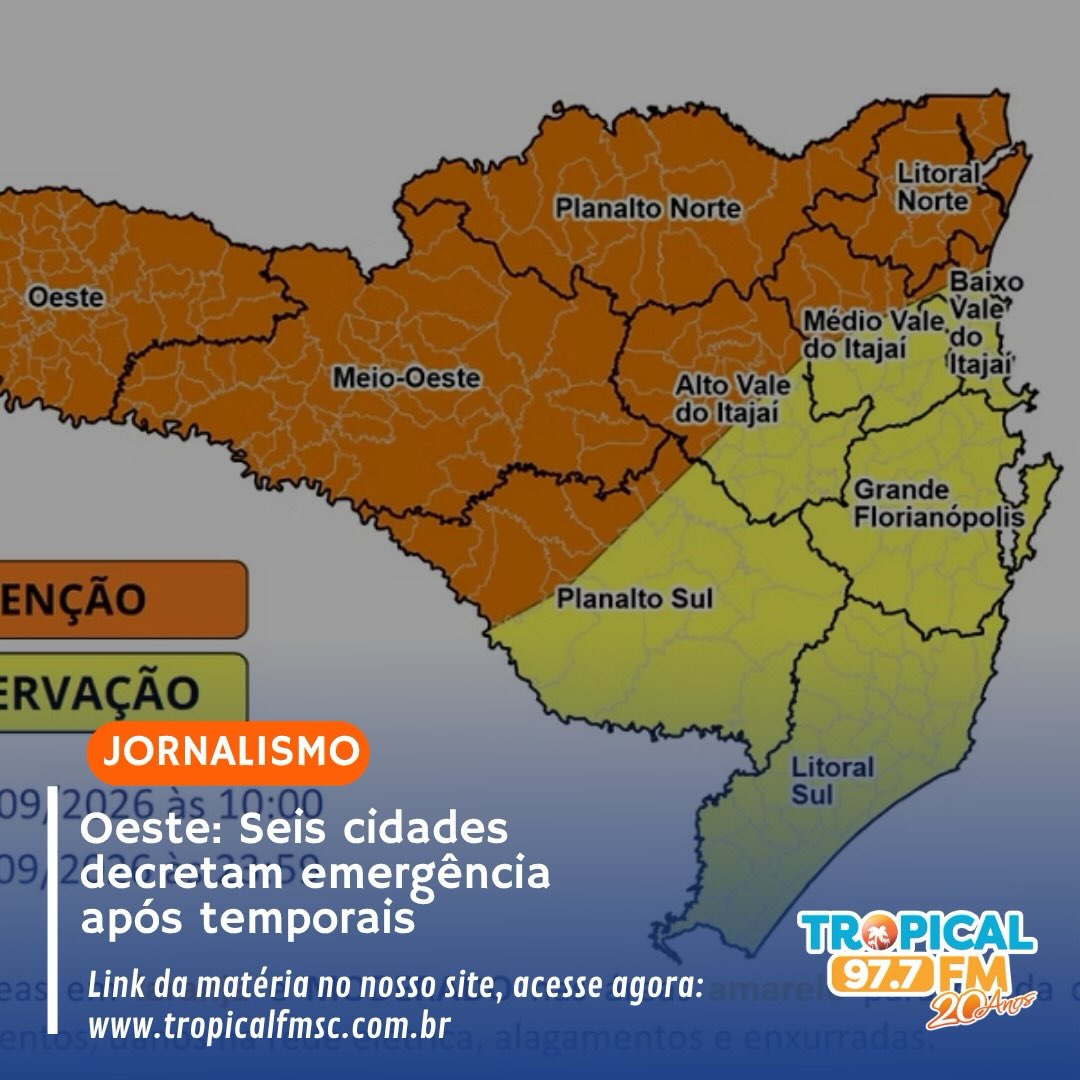 Seis municípios de Santa Catarina decretaram situação de emergência após os temporais com granizo e vendaval registrados no domingo, dia 27. Segundo a Defesa Civil estadual, 17 cidades tiveram ocorrências e 1.102 habitações foram afetadas. A previsão ainda indica condições para novas tempestades até esta terça-feira, dia 29.
Os decretos foram emitidos por Arabutã, Santiago do Sul, Seara, Ponte Serrada, Ipumirim e São Domingos, todos na região Oeste catarinense. As tempestades foram favorecidas pela combinação de calor, umidade e instabilidades atmosféricas.
Entre os municípios mais atingidos está Seara, onde a chuva de granizo afetou cerca de 600 residências, três postos de saúde, dez escolas e quatro edificações públicas. Seis pessoas ficaram desabrigadas.
Em Santiago do Sul, chuvas intensas, vendaval e granizo causaram danos em 180 residências e prédios públicos. Já em Ponte Serrada, cerca de 100 edificações foram atingidas no Centro, no Bairro Moroso e na Linha Alegre.
Arabutã contabilizou danos em 76 residências, enquanto Ipumirim registrou 45 casas afetadas. Em São Domingos, o granizo atingiu diferentes localidades do interior, deixando 37 habitações danificadas e cerca de 90 pessoas afetadas. Dois aviários também sofreram prejuízos.
Santiago do Sul, Arabutã, Seara e São Domingos solicitaram assistência humanitária à Defesa Civil estadual. Ponte Serrada e Ipumirim também informaram que devem encaminhar os pedidos. Entre os materiais disponibilizados estão telhas, cumeeiras, colchões e kits de acomodação.
