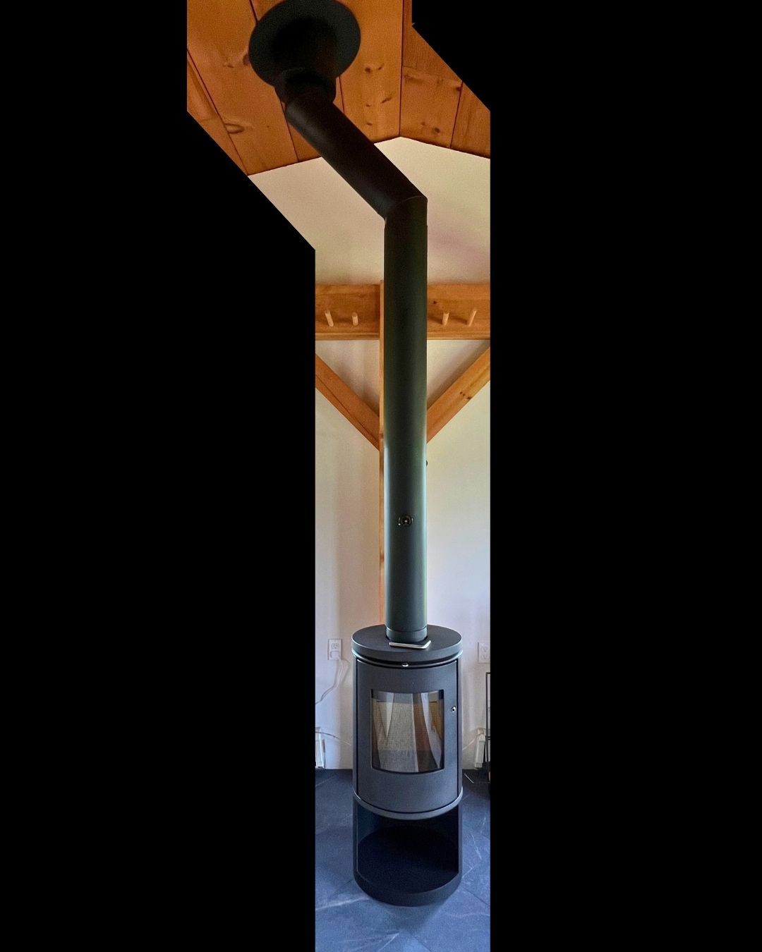 Don't underestimate the visual impact of your chimney. Our expert installation team will make sure your fireplace looks good from every angle.
@morsostoves #chimney #woodstove #woodfireplace