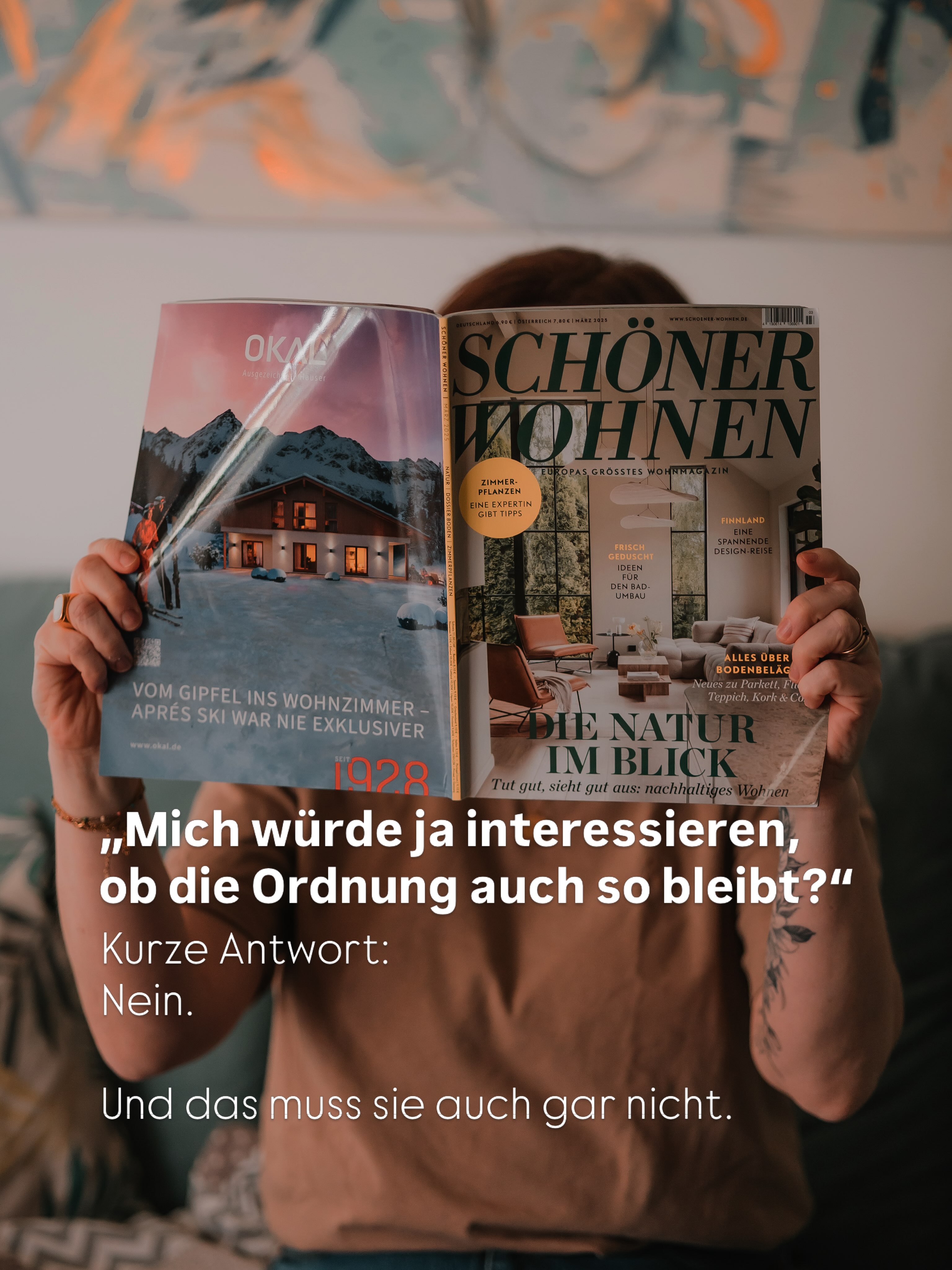 Bleibt es dann ordentlich, nachdem du da warst?
Eindeutige Antwort:
Nein.
Und ehrlich gesagt muss sie das auch nicht. Weil jeden Tag das Leben dazwischen kommt.
Denn im Alltag entsteht immer wieder Unordnung.
Ein Zuhause darf auch mal wild aussehen.
Es wird gelebt, Dinge werden benutzt, Wäsche wird gemacht und der Alltag darf stattfinden.
Aber genau darum geht es bei meiner Arbeit auch nicht.
Mein Ziel ist nicht, dass dein Zuhause dauerhaft perfekt aussieht.
Mein Ziel ist, dass du eine Grundordnung hast, die dir im Alltag Zeit, Energie und unnötiges Suchen spart.
Der entscheidende Unterschied?
Nach einem Ordnungsprojekt hat jeder Gegenstand einen festen Platz.
✔️Du weißt, wo etwas hingehört
✔️Du musst nicht ständig überlegen
✔️Aufräumen wird einfacher, weil du nicht jedes Mal ein neues System erfinden musst
Unordnung darf entstehen.
Ein Zuhause muss nicht jederzeit vorzeigbar sein, um gut organisiert zu sein.
Der Unterschied ist nur:
Du findest viel schneller wieder zurück, weil das System bereits da ist.
Du fängst nicht jedes Mal bei null an.
Nicht ständig perfekt aufgeräumt, sondern ein System, das zu deinem Alltag passt und dich entlastet.
Wünsche du dir auch eine gute Grundordnung in deinem Zuhause und hat keine Lust mehr jeden Tag gegen das Chaos zu kämpfen?
Dann schreib mir - ich freue mich über deine Nachricht.