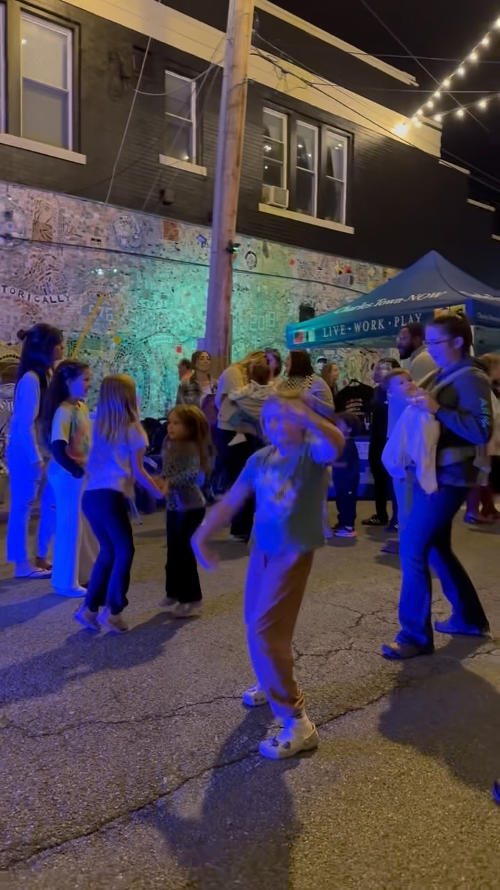Collabing with Miss Willa’s Bookshop for the kick off of Willa’s Ever After was🔥
We met people from so many states, and saw our regulars! Thank you to everyone who came out to party with us! #willaseverafter #historicallyhip #charlestown