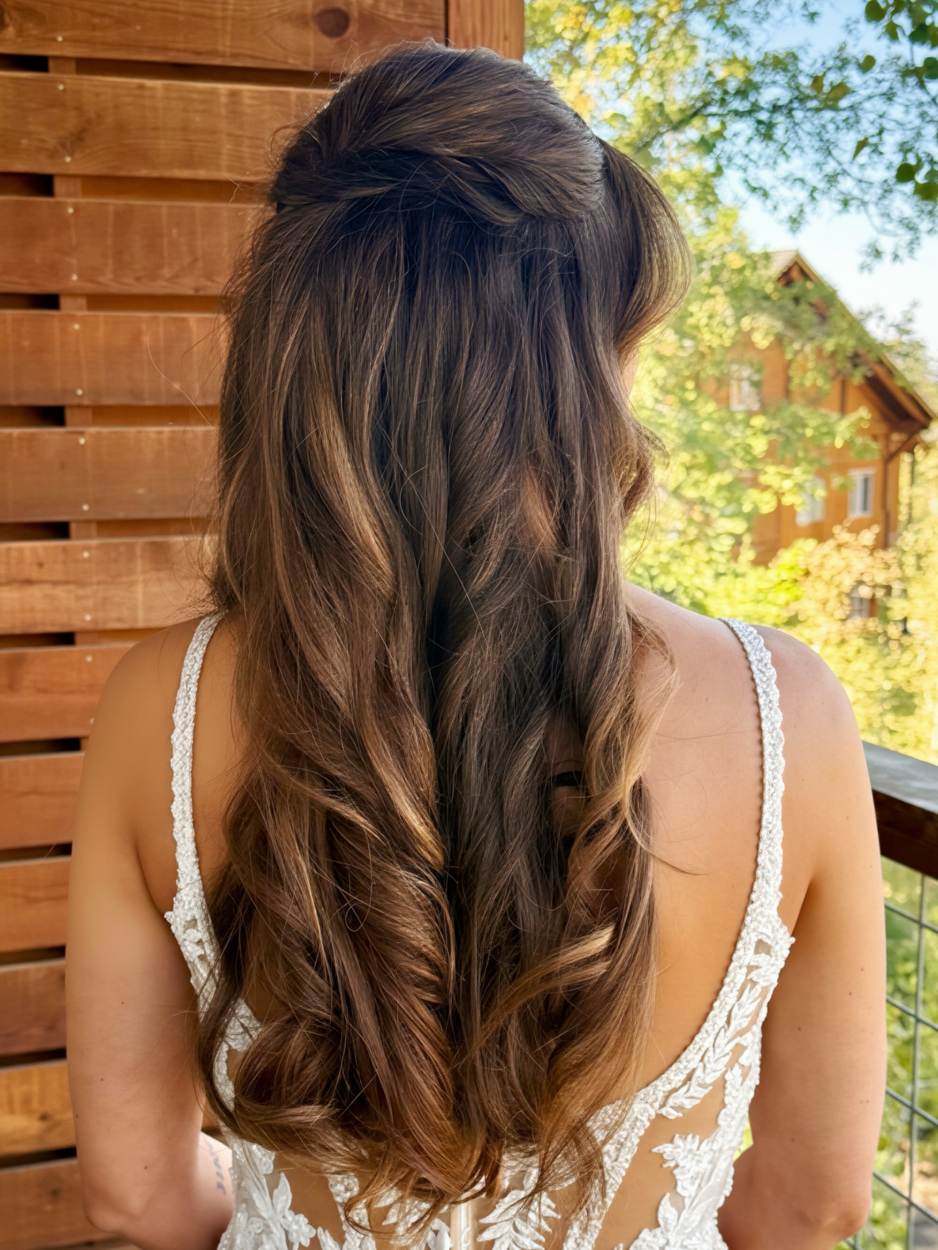 Half-up is still one of the most requested looks. And for good reason, it’s versatile and looks great on everyone!
Hair by Melanie @yosemitemakeupandhair
Venue:@yosemite_rushcreek
#yosemitemakeupandhair #halfuphalfdown #bridalhairstyle #yosemitebridalhair