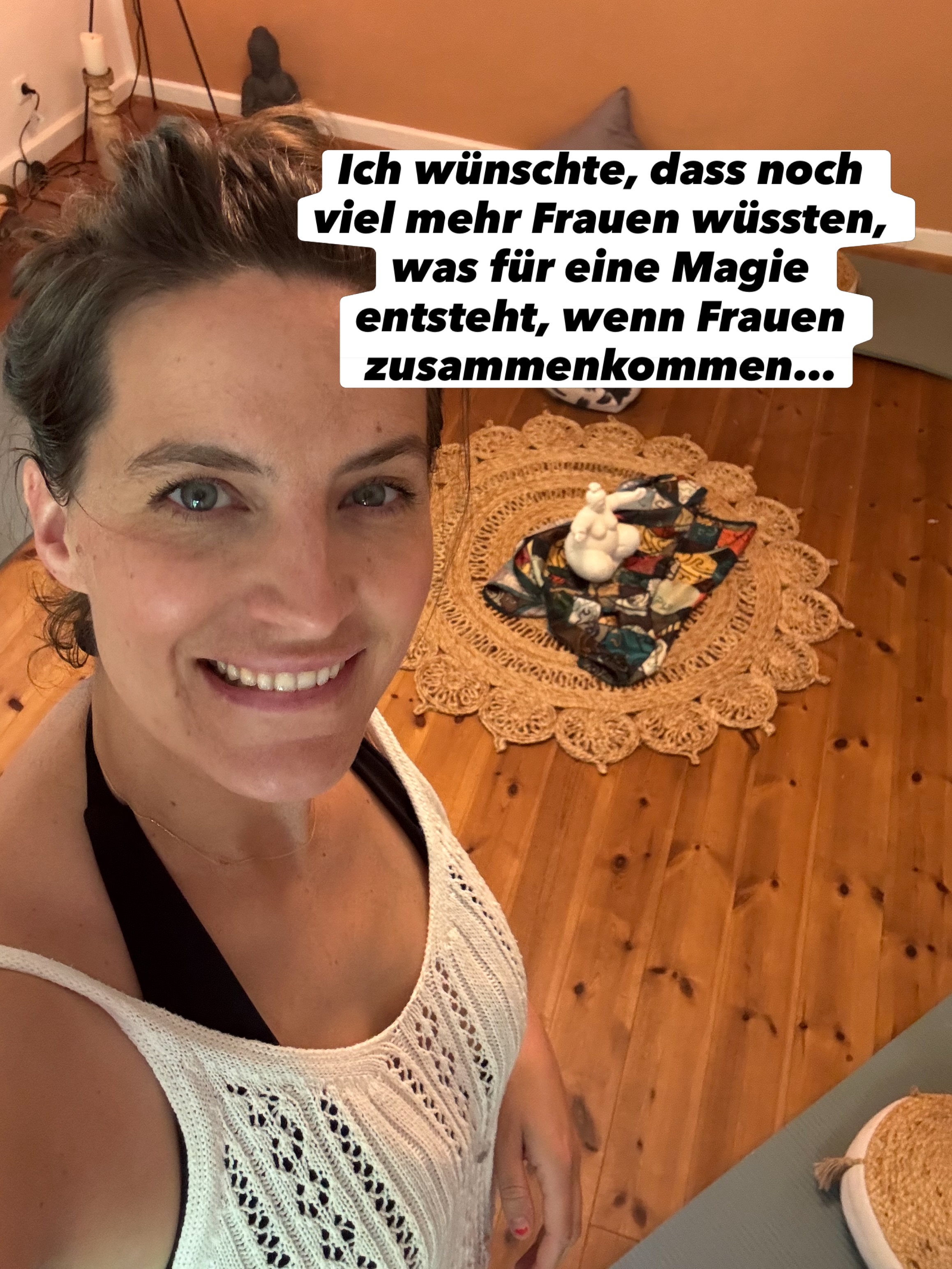 Wir kommen einmal im Monat zusammen und tauschen uns aus, nähren Körper und Seele mit guten Essen und feinen Gesprächen und machen uns ne gute Zeit. Frauenkreise sind der Hammer! Und da es hier in der Nähe keinen gab, hab ich mit Jana und Gina @goenibanoeni einfach einen ins Leben gerufen! Und es ist zauberhaft!
All die Magie, das Wissen und Bewusstsein für unseren Zyklus und Weiblichkeit fließt jetzt auch in meine Arbeit ein. Mein tiefer Wunsch ist es, Frauen zu unterstützen und begleiten, bei dene das Leben gerade anders läuft als gedacht. Und die sich selbst vermissen. Das hab ich nämlich lange und weiß, wie wenig Spaß das macht 🫶🏻💕
Schön, dass ihr hier seid! Wie lange seid ihr schon hier mit mir unterwegs??