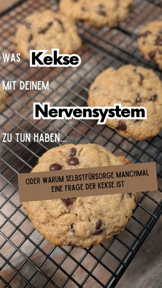 Das Gefühl der leeren Keksdose kennen wir Alle oder?
(Und wer Kinder hat, weiß wie dramatisch eine leere Dose manchmal wirklich sein kann 😀)
Egal ob eigene Kinder oder nicht - wir geben Alle oft so viel und fordern auf der anderen Seite oft so wenig ein. Irgendwann kippt die Balance und wir sitzen vor der leeren Dose. Da wird Geben dann richtig schwer.
Deswegen ist es so so wichtig, sich gut um seine eigene Keksdose zu kümmern. Ich möchte euch auf diesem Profil gerne etwas mehr mitnehmen - was mache ich, um meine eigene Keksdose wieder gut zu füllen?
Und jetzt sei mal ehrlich - wie steht es um deine Keksdose?
Und weil eine gut gefüllte Keksdose nicht nur metaphorisch eine gute Idee ist - hier kommt mein Lieblingskeksrezept! (wenn ihr euch genau daran haltet, schmecken sie wie bei Subway):
250g Mehl
1 TL Backpulver
1 Prise Salz
175 g geschmolzene Butter
100 g brauner Zucker
80 g Zucker
1 Eigelb
1 Ei
1 Tr. Madagaskar Vanille (alternativ 1 TL Vanillepulver)
125 g Zartbitterschokodrops
So geht's:
Butter, Eigelb, Ei und Vanille gut verrühren. Die trockenen Zutaten ebenfalls dazugeben und nur so lange verrühren bis kein trockenes Mehl mehr zu sehen ist (jaa der Teig bleibt klebrig). Schokodrops unterrühren.
Und weil auch richtig gute Kekse eine Pause brauchen, musst du den Teig jetzt mindestens 2h um Kühlschrank ruhen lassen.
Backofen auf 175 Grad Ober/Unterhitze vorheizen und aus dem Teig ca 12 Kugeln formen und in dieser kugeligen Form mit Abstand auf ein Backblech legen.
Die Kekse 10 bis 12 Min backen. Die Mitte ist dann noch recht weich, aber die Ränder sind goldbraun und fest.
Dann noch 10 Min auf dem Blech auskühlen lassen und dann gerne gleich verzehren - je nachdem wie leer deine Keksdose ist🙂