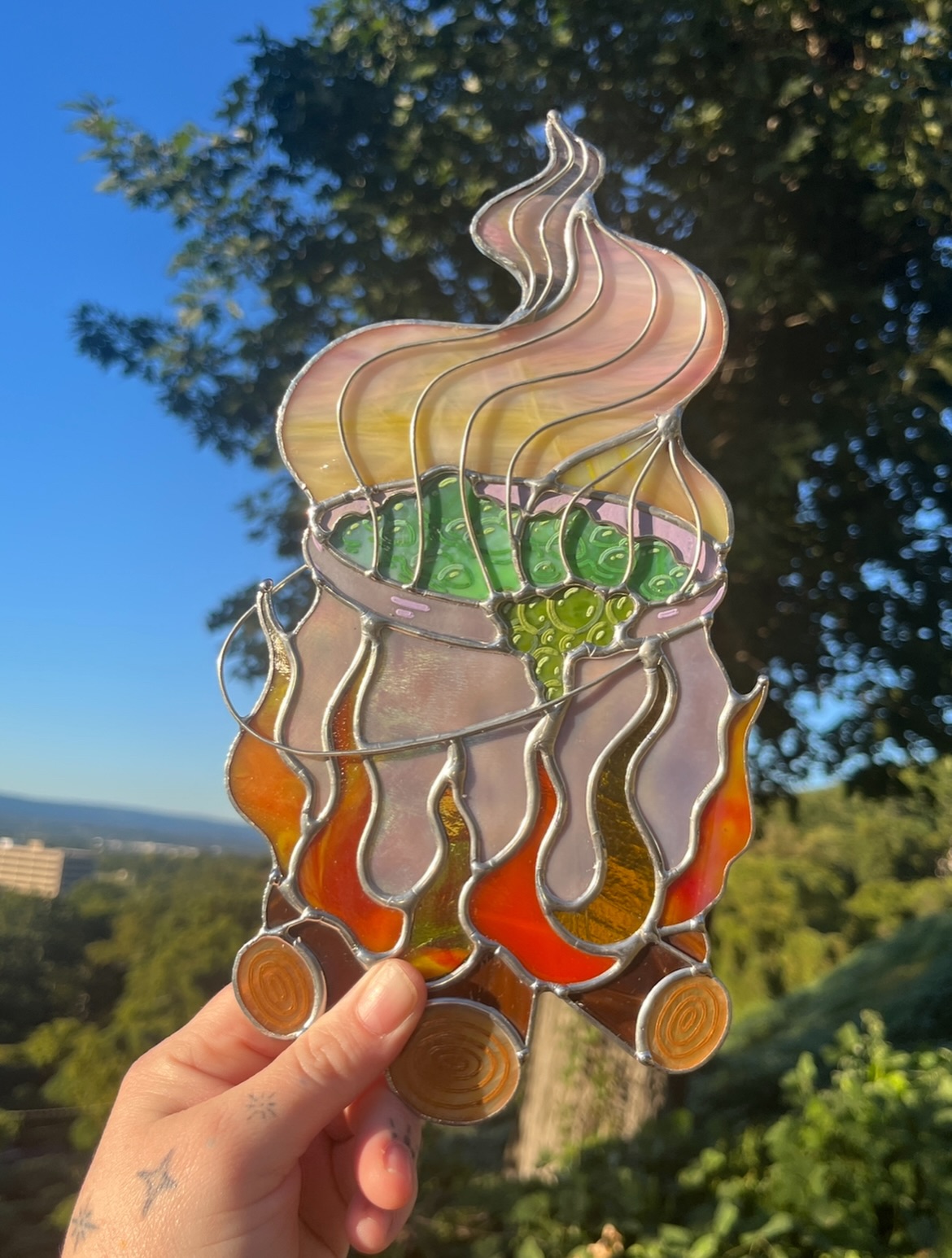 This cauldron piece is all finished up and ready for our Halloween drop! Probably the most traditional/tame of the assortment 😂but using a ton of gorgeous glass, including some purple @youghioghenyglass for the cauldron and a bunch of cool orange tones for the flames! 💜 and of course lots of hand painted detail in the bubbles! Will be available this coming Saturday, 10/10!