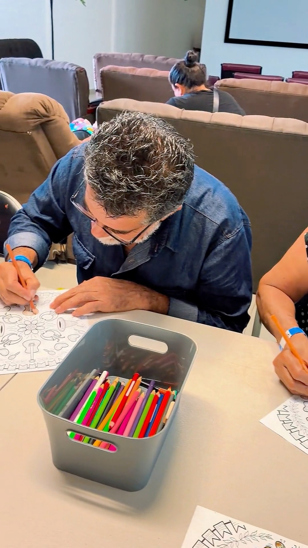 Para cerrar el mes de septiembre, nuestro taller de Dibujo y Pintura preparó una actividad muy especial para nuestros huéspedes: mándalas inspirados en México. 🖍️🌵🇲🇽🌶️
El objetivo de estas actividades es que pequeños y grandes despejen su mente y disfruten de un momento de tranquilidad y creatividad. Porque en #HogarEmaús creemos que son esenciales los espacios que nos permiten sonreír, compartir y sentirnos acompañados. 🤍
Gracias a quienes hacen posible que en #HogarEmaús sigamos llenando de color cada día. 🏠💙
#hogaremaús #escuestióndehumanidad #ciudadsalud #bosquecuauhtémoc #morelia