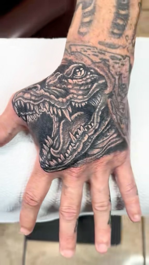 Alligator hand tattoo on my customer Chris. Would you get your hand tattooed?
#hand #handtattoo #tattoo #tattoos #tattooartist
@kingpintattoosupply @electricgoldonparkblvd @truetubes @eternalink @inkmaster @luckysupplyusa @acehighprinting @afterinked @afterinkedcolombia