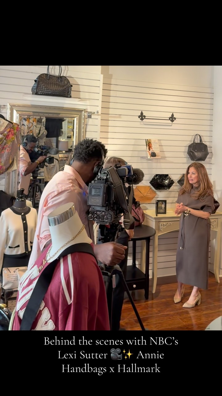 Behind the scenes with Annie Diamantidis and NBC’s @lexisutter ✨
Talking Annie Handbags, Chicago design, and the brand’s upcoming appearance in Hallmark’s Holiday Touchdown “A Bears Love Story”. A special moment bringing fashion and film together. 🎬👜
#AnnieHandbags #AnnieDiamantidis #Hallmark #NBCChicago #ChicagoDesigner