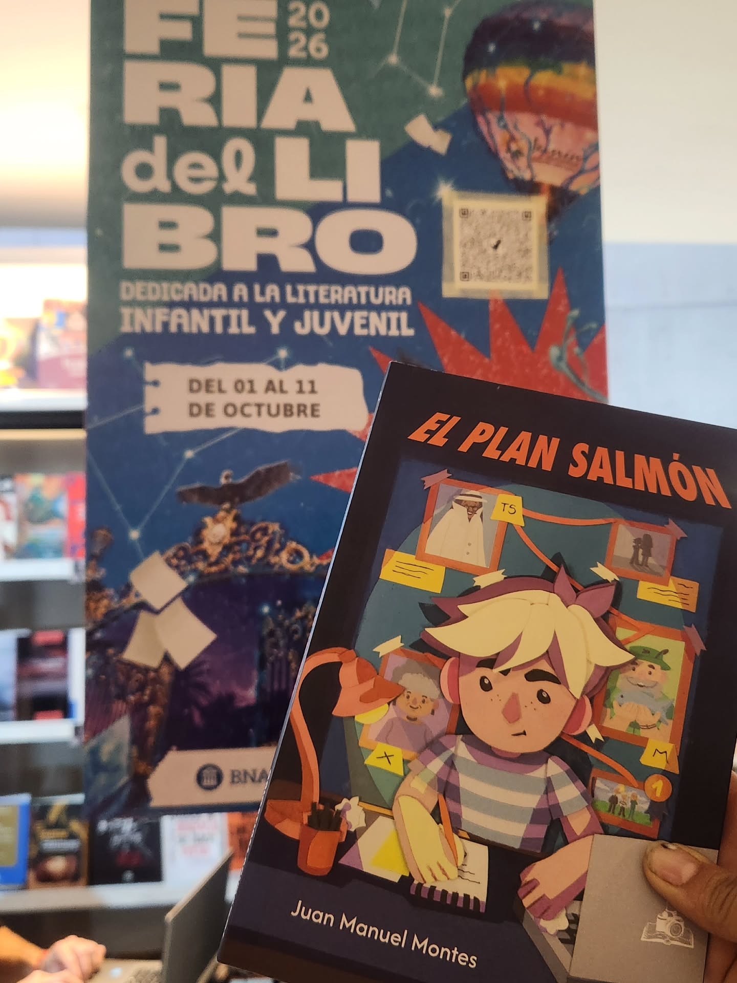 @juanmanuelmontes autor de Literatura infantil contando su experiencia con libros objeto y firmando ejemplares de El plan salmón. Gracias Juanma por venir ✨️🫰