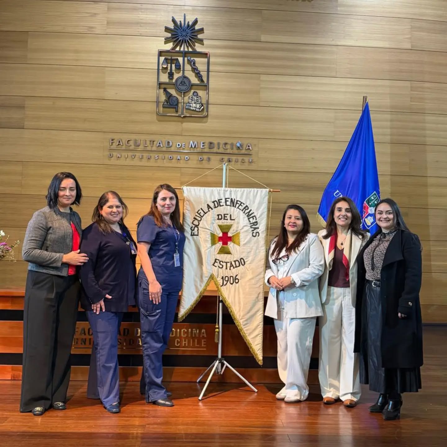 🌿 120 años de historia de la Enfermería en la Universidad de Chile
✨ ACHIEEN presente en la conmemoración de los 120 años de la formación en Enfermería de la Universidad de Chile.
En este significativo encuentro, que celebra 12 décadas de historia, evolución y liderazgo en la formación de profesionales del cuidado de la salud en Chile y Sudamérica, ACHIEEN estuvo representada por su Presidenta, Dra. Claudia Flores.
La ceremonia contó con la participación de Gloria García Vallejos, Directora del Departamento de Enfermería de la Universidad de Chile, quien encabezó esta conmemoración que releva el legado y la contribución de la Enfermería a la salud y al desarrollo del país.
💙 Desde ACHIEEN valoramos profundamente estos espacios que permiten reconocer nuestra historia, fortalecer los vínculos entre las instituciones formadoras y proyectar juntos los desafíos de la Enfermería del futuro.
📍 Aula Magna “Doctor Gabriel Gasic”
Facultad de Medicina, Universidad de Chile
📅 1906–2026 | 120 años de historia
#ACHIEEN #Enfermería #EnfermeríaChile #EducaciónEnEnfermería #UniversidadDeChile 120Años HistoriaDeLaEnfermería LiderazgoEnEnfermería FormaciónEnEnfermería EnfermeríaDelFuturo