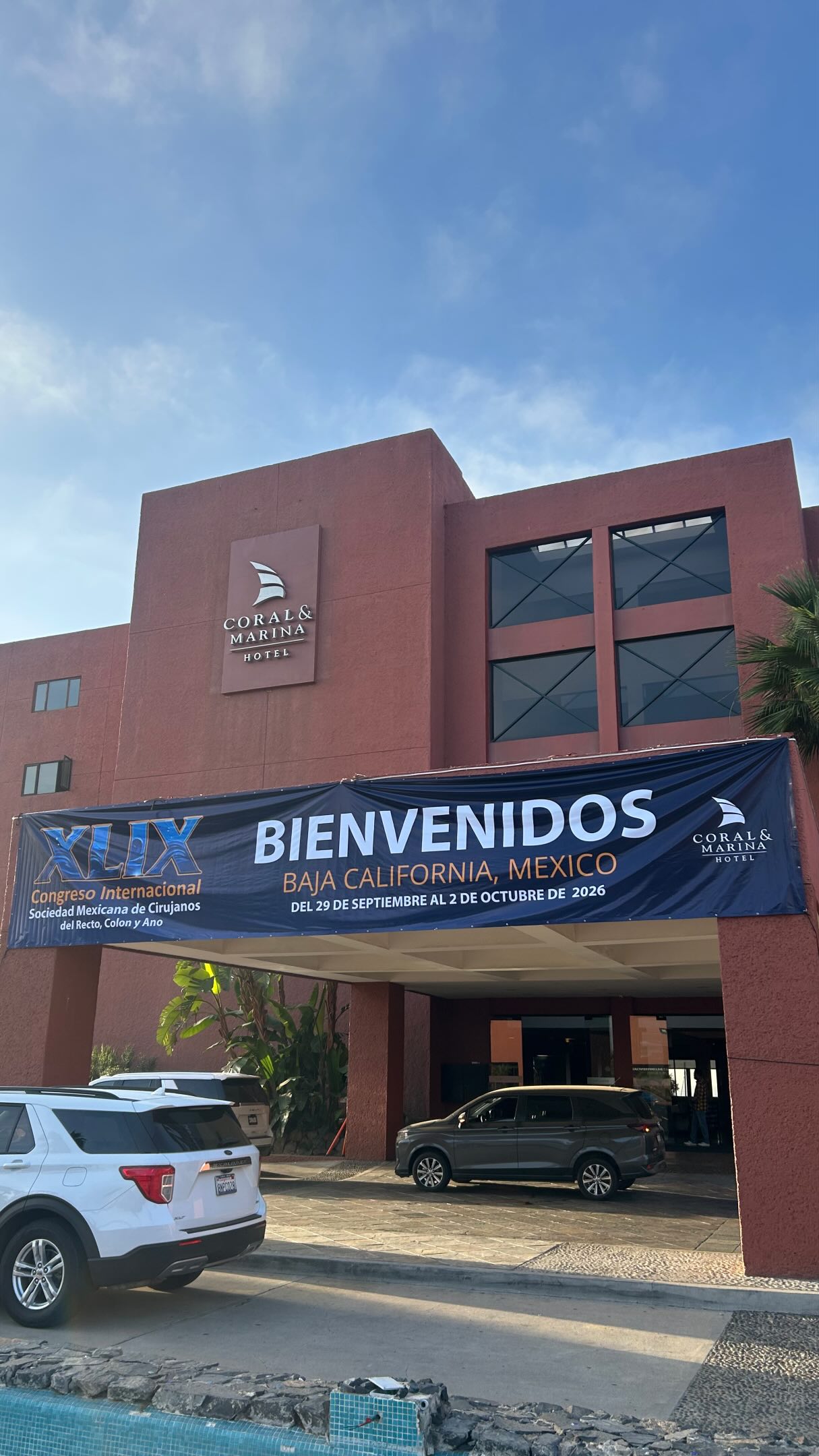 Esta semana estaremos interpretando durante tres días el XLIX Congreso Internacional de la SMCRCA. 🩺🎧
Han sido semanas de estudiar, prepararnos y aprender un montón de cosas nuevas para llegar listos al evento. Y la verdad, son justo ese tipo de proyectos los que nos recuerdan por qué nos gusta tanto lo que hacemos.
Y además, qué bonito que haya coincidido con el 30 de septiembre, Día Internacional de la Traducción 📖 🌍
Celebrarlo trabajando en algo que nos apasiona se siente bastante bien. ✨
¡Feliz Día de la Traducción a todos nuestros colegas! 🙌🏾 #interpretingservices #ensenada #pragmatraducciones #translationservices #