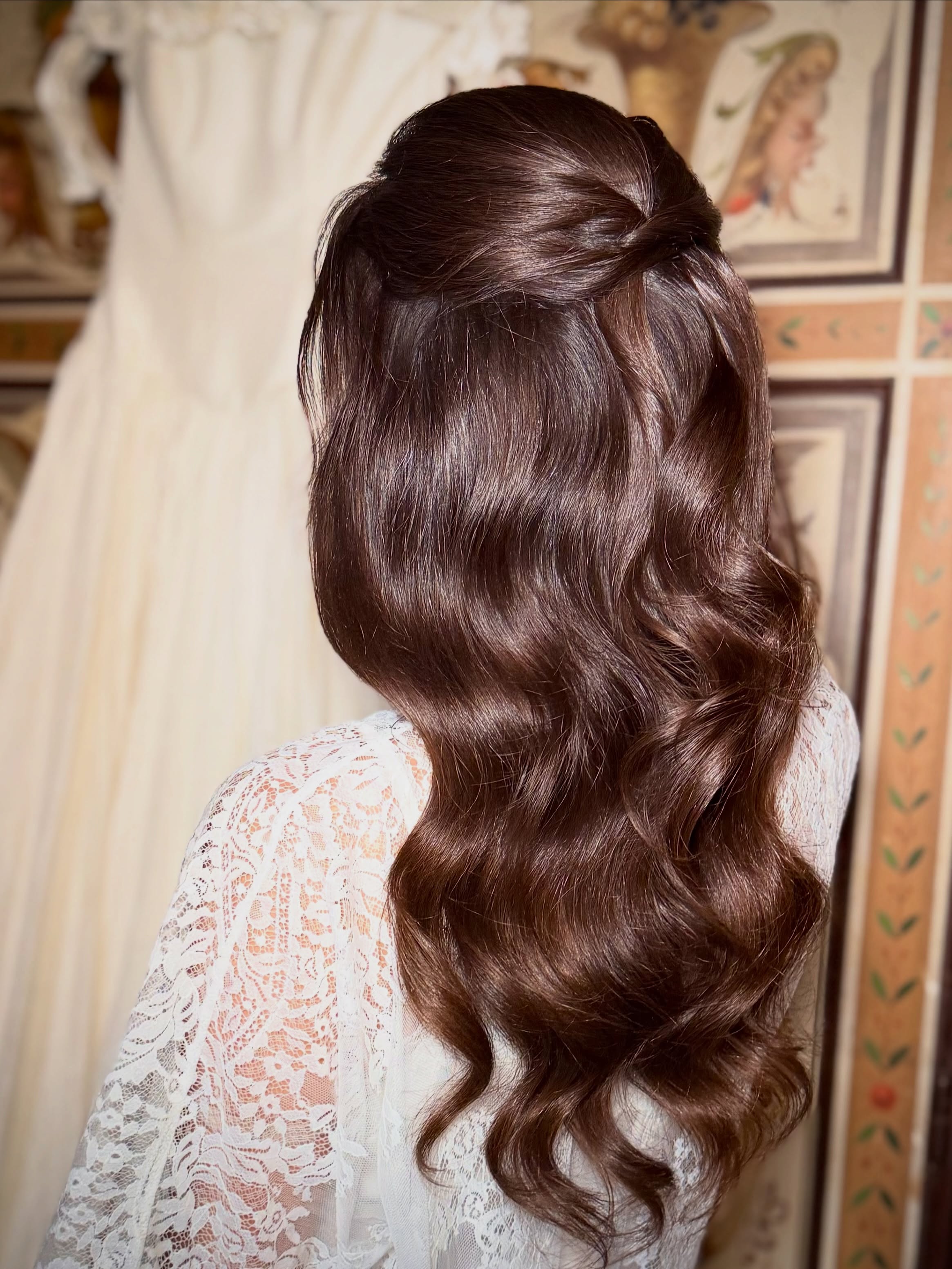 Soft, glossy waves for my beautiful Italian bride — a timeless hairstyle created to complement the romance of this destination wedding.
Her exquisite designer gown, the dreamy Italian setting and those perfectly undone waves came together to create the most luxurious bridal look. Elegant, feminine and effortlessly chic — exactly how bridal beauty should feel.
Would you choose soft waves like these for your special day?
Venue: @villadicorliano
Photographer: @krini_photography
Dress: @_uta_studio_
Bride & groom : @lisa_lanzini &
@_wedding_lux @anacovali_events_weddings
luxury bridal hair • Italian villa wedding • destination bride • romantic bridal hairstyle • soft glossy waves • timeless bridal beauty • luxury destination wedding
#ItalianVillaWedding #LuxuryBridalHair #DestinationBride #RomanticBridalHair TimelessBride