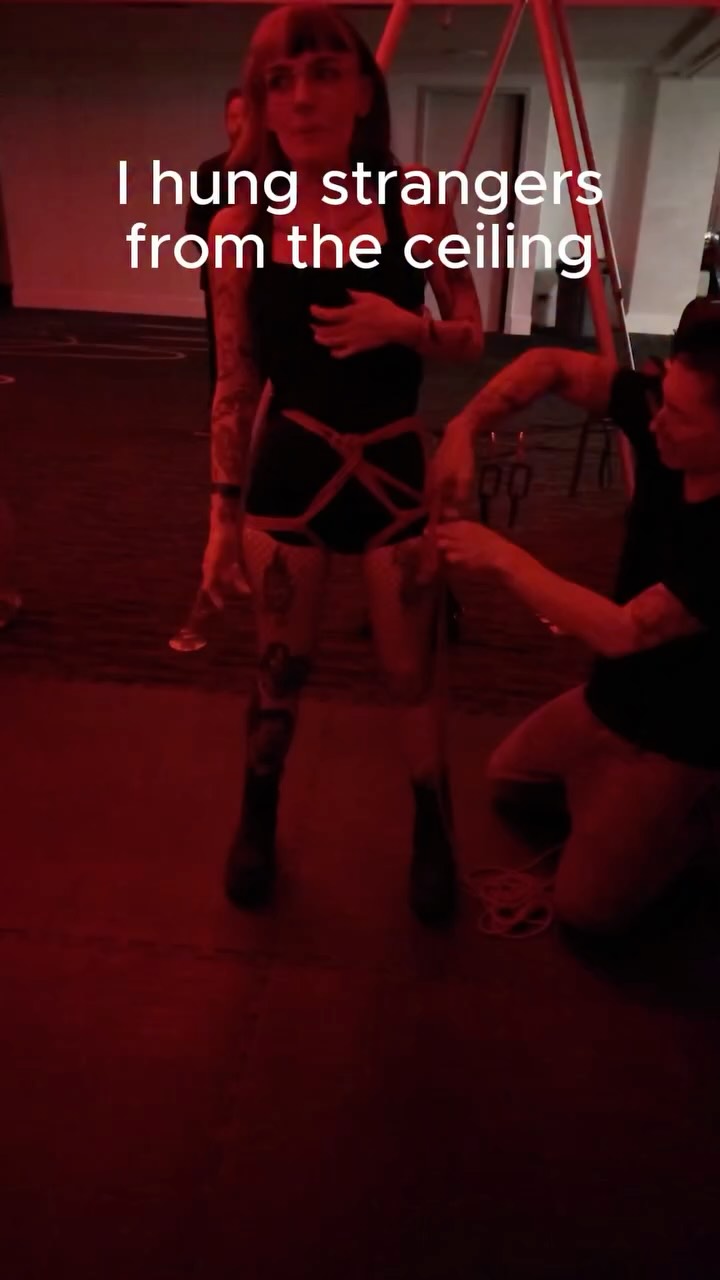 This past weekend my friends @alchemy.rope had an experience station set up at the novel nights event. Where people could come over and try rope suspension safely. It was great fun to give people their first time experience.
If you’re interested in learning @alchemy.rope teaches weekly classes
#shibari #suspension