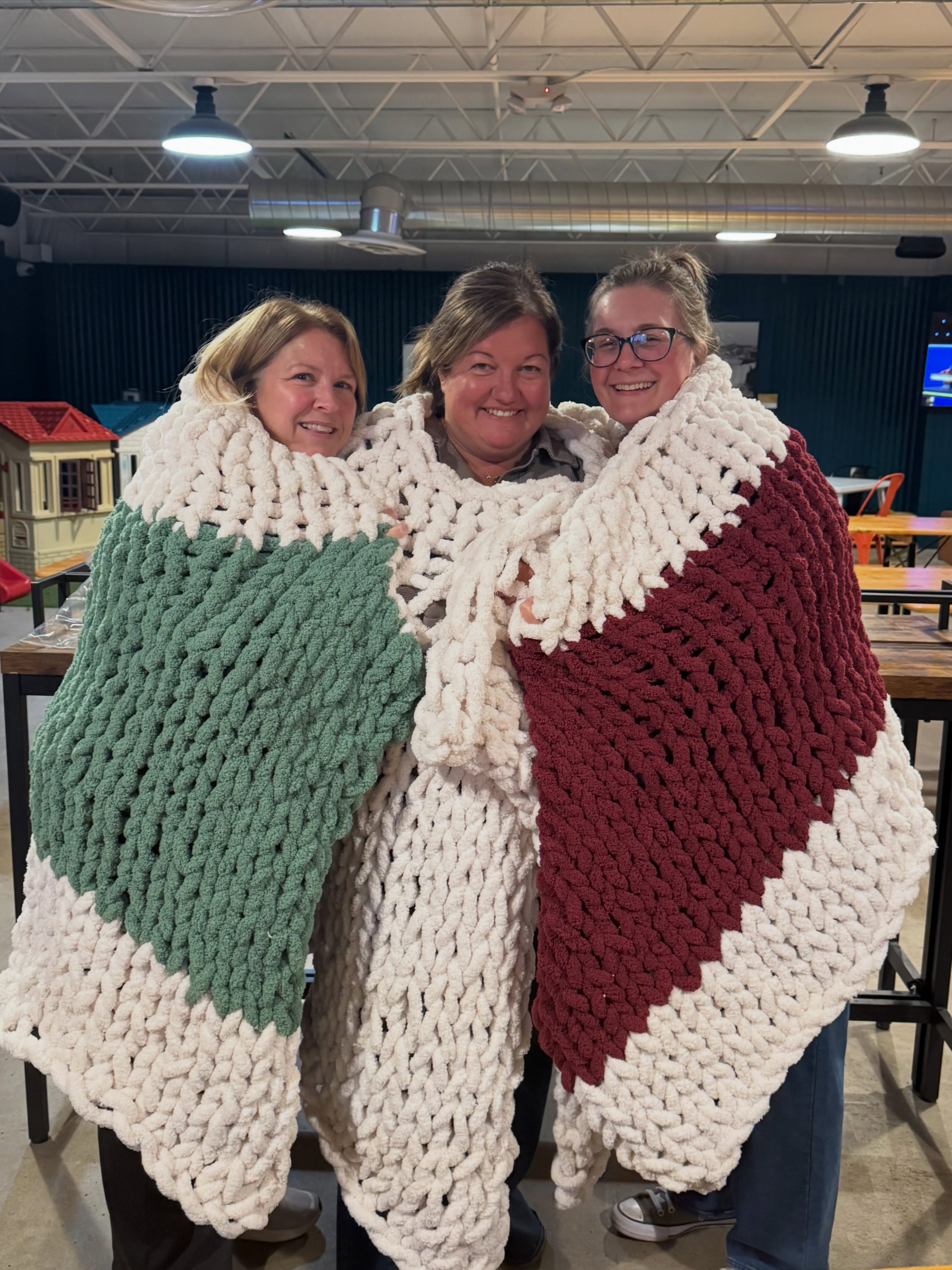 It’s Chunky Knit Blanket season!! 🎉🥰
This is about as cozy as crafting gets and we can’t get enough! The new yarn color line up looks gorgeous on you all! 🙌🏼
We’ll be back at @harveysgardensyr 10/20 for our very crafty 7th Birthday Party! 🥳
And more blankets coming soon!
🧶 Chunky Knit Blanket Workshop hosted by Jade & Faith
🍻 at @harveysgardensyr
🧡 #rightmindsyracuse #harveysgarden
.
.
.
.
#syracuse #downtownsyracuse #syracuseevents