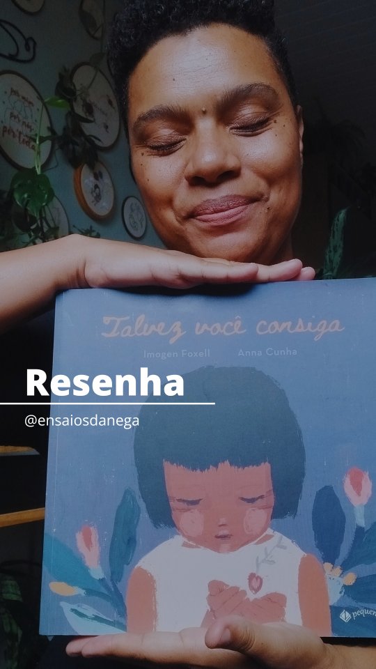 Tem livros que a gente lê e pensa: “que história bonita”. E tem livros que a gente termina querendo colocar no colo de alguém.
Talvez você consiga, de Imogen Foxell, com ilustrações de Anna Cunha, é assim para mim.
Uma pequena semente, um lugar que parece sem vida e uma menina que decide tentar mesmo sem saber se vai dar certo.
Talvez seja isso que mais amo nessa história: ela não promete que tudo vai florescer imediatamente. Ela só nos lembra que algumas coisas precisam de tempo, cuidado e persistência.
E que, às vezes, quando a gente olha para uma situação e pensa “eu não vou conseguir”, talvez ainda exista uma pequena coisa que podemos fazer.
Plantar uma semente.
Cuidar dela.
E tentar mais um dia.
Talvez você consiga. 🌱
#EnsaiosDaNega #TalvezVocêConsiga #LiteraturaInfantil #LivroInfantil #criança