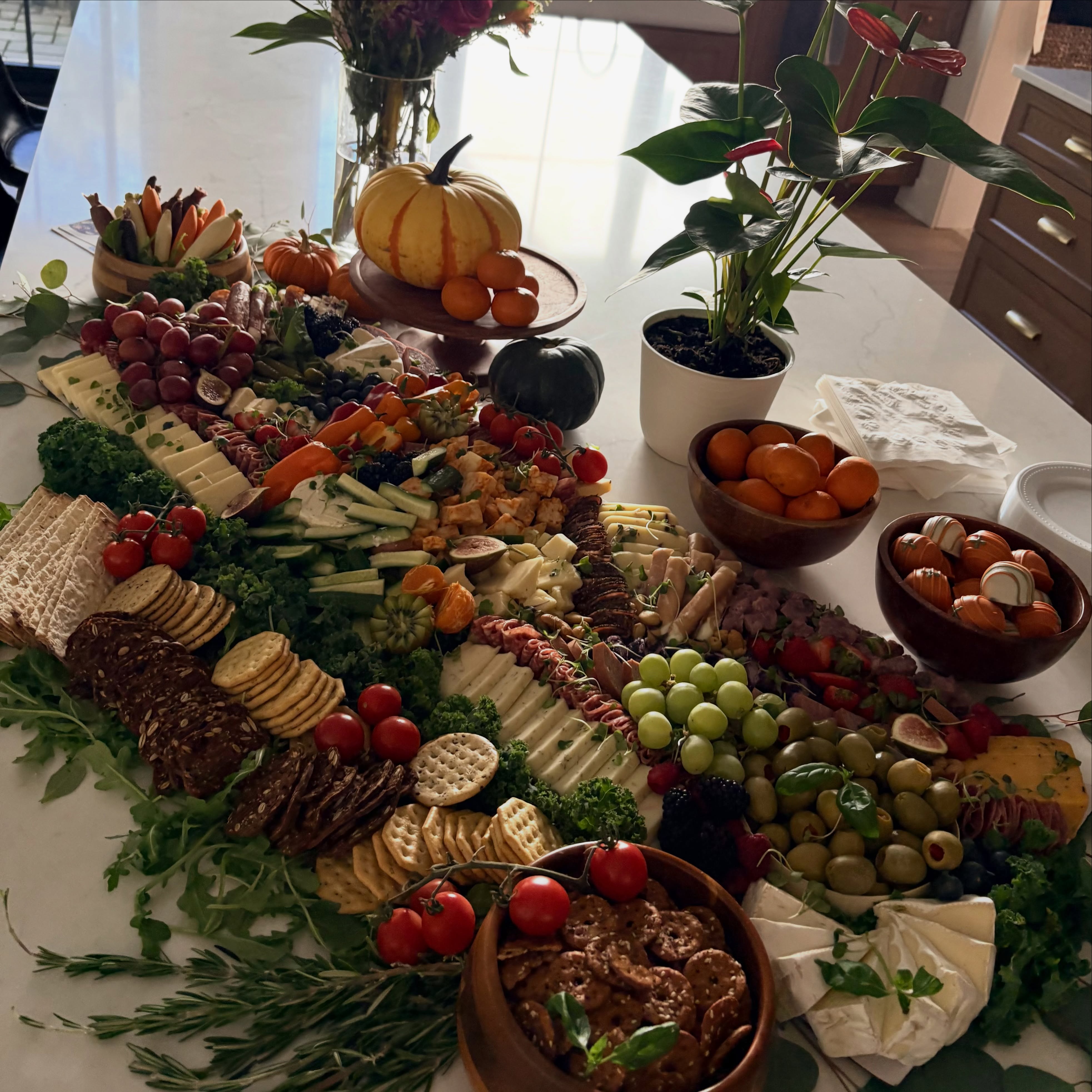 Dipped our toe into the fall waters this GORGEOUS Friday afternoon with a flat lay home happy hour spread. We hope everyone is getting outside to enjoy this stunner of a day mother nature has given us. 😍🍁🧡
#napervillecatering #napervillecharcuterie #napervillefoodie #easthighlands #fallcharcuterie