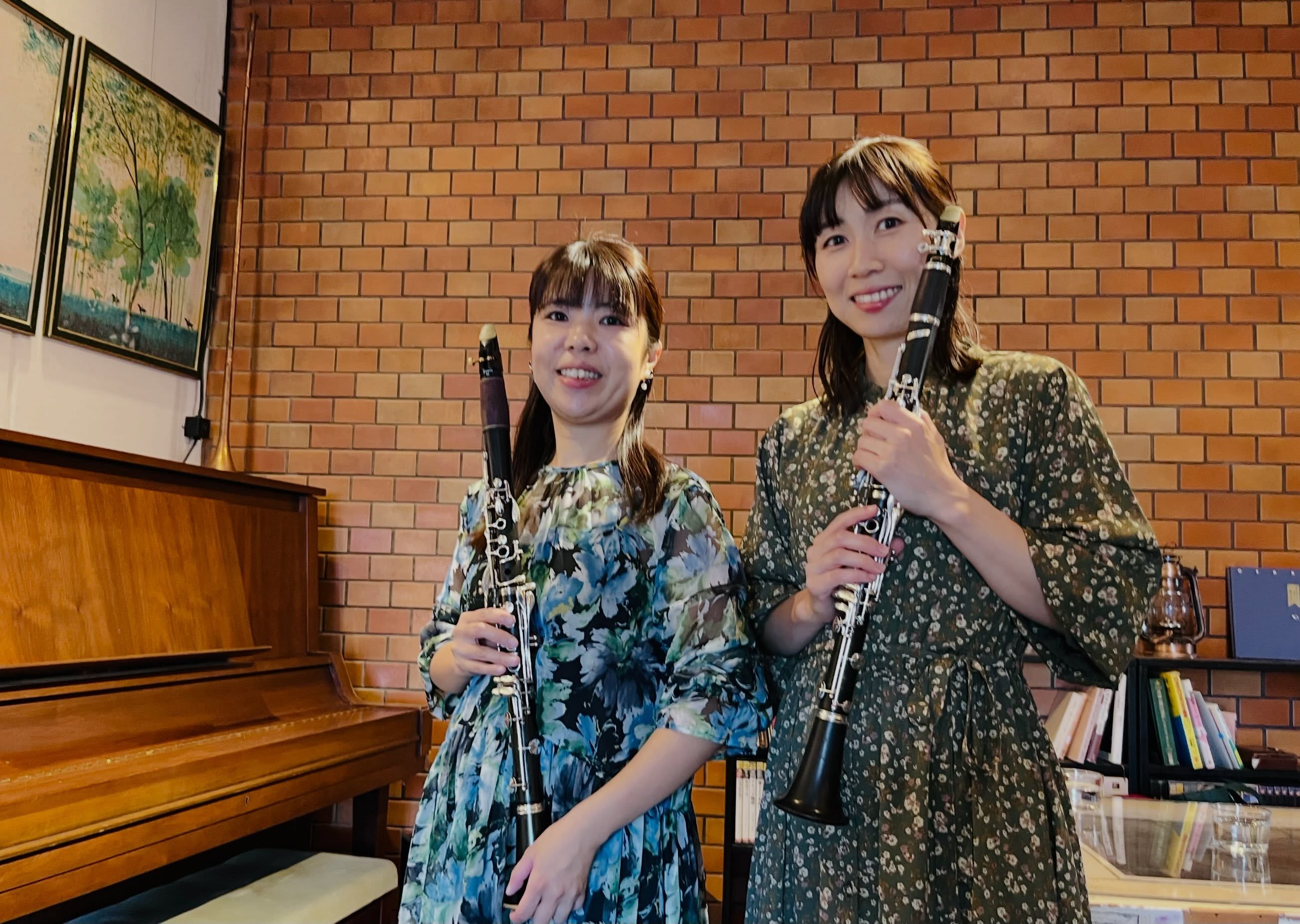 
\\ 生演奏の夕べ//
本日は、Eri.H&Natsumi.Kさんの生演奏。
優しい秋の風が吹く夕暮れの中、クラリネットの柔らかな音色が響き渡り、心地よいひとときとなりました。
………………
『生演奏の夕べ』🎻
▪日付:2026年10月3日、17日、18日、24日、31日
▪時間:①15:00〜②16:00〜
▪ワンドリンク以上ご注文ください
紅茶とスコーンを頬張りながら贅沢な生演奏BGMが月光荘ファルベで奏でられます。絵の具工場で過ごす、優雅な午後を。
生演奏をしてくださる演奏家の方も随時募集しております。詳細はHPをご確認ください。
…………………
『マイカラー・ラボ 〜絵の具を作ってみよう〜』
🌈3カラーズ
▪️ 予約不要
▪️最終受付:閉店の1時間前
▪️1色¥2,200
赤・青・黄の顔料とアラビアガム、バインダーを使って、世界にひとつ、あなた色の水彩絵の具を練り上げます。
🌈9カラーズ
▪️予約優先 : HPより
▪ 営業日の土・日曜 12:00-13:30
▪️¥6,600〜
9色の顔料を使って、オリジナルの水彩絵の具を2色つくります。講師のレクチャーとともに、その絵の具で作品制作まで楽しめるワークショップです。
…………………
『いろあそび・ラボ 〜画材を使ってみよう〜』
🌈クレヨンや色鉛筆
でいろあそび・ラボ
▪️ 予約不要
喫茶と2Fアトリエたたみには色鉛筆やクレヨンなどが常設。無料でお使い頂けます。
もしお気に入りの絵が描けたら、その場で存在感たっぷりの丸い缶バッジにすることも。今日の思い出を残せるアート体験はおひとつ¥1,100。
🌈絵の具
でいろあそび・ラボ
▪️予約優先 : HPより
▪営業日の土・日曜日 15:00-16:00
▪️¥3,800
月光荘ガッシュを使った、レクチャー付きの描き方ワークショップ。さまざまな絵筆や画用紙、アイディアをご紹介します。制作した作品は、ホルンマークのペーパーフレームにまとめて額装し、お持ち帰りいただけます。
…………………
『手ぶらでお絵かき 〜作品を作ってみよう〜』
🌈手ぶらで透明水彩
▪️予約不要
▪️セット内容:月光荘の2Fスケッチブックと透明水彩10色
▪️¥3,300
🌈手ぶらで油彩
▪️予約不要
▪️セット内容: 4Fジェッソボード、月光荘の油彩8色とホルンマークのペーパーフレーム
▪️¥5,500
スイーツを頬張りながら、気軽に作品制作をお楽しみください。
ーーーーーーー
月光荘ファルべでは
映画上映や作品展示、スタジオ・アトリエレンタルなども行っています。詳細はHPをご確認ください📯
📯月光荘ファルべ📯
埼玉県入間郡三芳町竹間沢324-6
土・日
※営業日の変更はInstagramにてお知らせします
※最寄駅:東武東上線みずほ台駅
※近くに有料駐車場もございます
※キャッシュレス決済のみ
ーーーーーーー