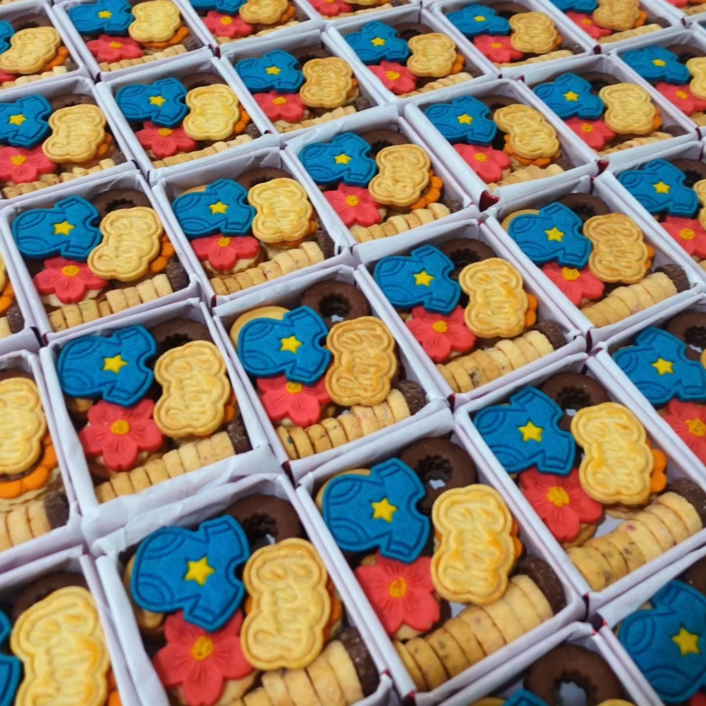 SUPERSTAR BB — a little throwback ✨
Since January 2026, Superstar BB has been one of our best-selling baby doorgifts.
But honestly, we don’t think it’s only because of the cookies.
Maybe it’s the name.
Because when a new baby arrives, there is always one little superstar who suddenly becomes the centre of everyone’s world. 🌟
The little one everyone wants to see, everyone wants to hold, everyone wants to talk about…
And that’s exactly why we called it
“SUPERSTAR BB”.
A tiny little superstar, welcomed with so much love. 🤍
Welcome to the world, Baby Ethan.
Here’s a little throwback to your sweetest beginning. 🍼✨
#venicecookies #fullmoon #giftbox #buttercookies #malaysia