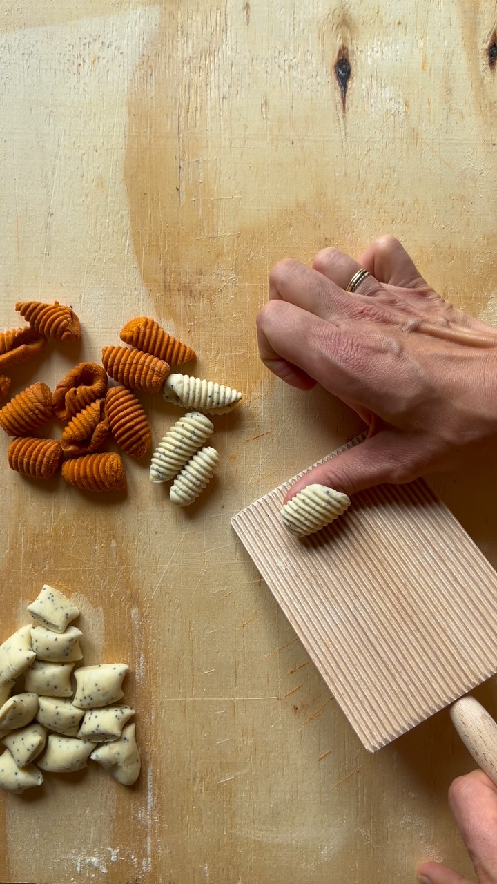 2 ingredients, 1 tool: here’s how to make gnocchi sardi!
Semolina dough (per person):
100g semolina flour
50g lukewarm water
Make a little well in the center of the flour, add the water and use a fork to scramble until you reach a custard-like consistency. Then use a dough scraper or your fingers to incorporate the remaining flour, and when this is a crumbly mix start kneading with the palm of your hand to achieve a smooth pasta dough. Cover and let it rest for 30 minutes.
Gnocchi sardi shaping:
Roll out a portion of dough into a long strand, cut it into pieces as thick as your index finger, then drag each piece across a gnocchi board (or the back of a fork) to create the hollow inside and rigged outside. Cook in boiling water for 3ish minutes until they float to the top.
#beginnerpasta #homemadepasta #pastamaking #freshpasta gnocchisardi